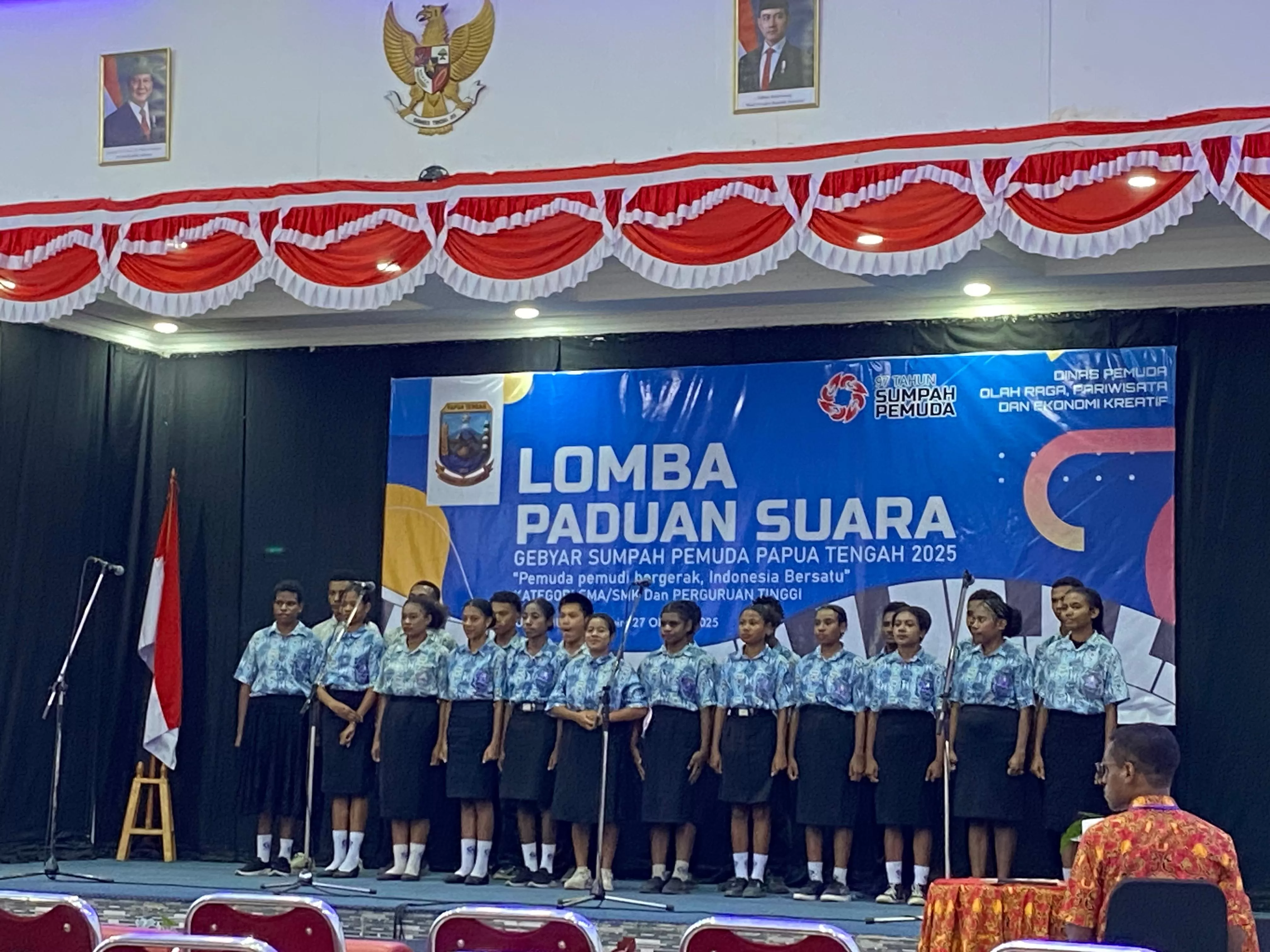 Salah satu peserta lomba saat tampil dalam paduan suara Gebyar Pemuda Papua Tengah, Senin (28/10/2025). (CEPOSONLINE.COM/THERESIA F. TEKEGE)
