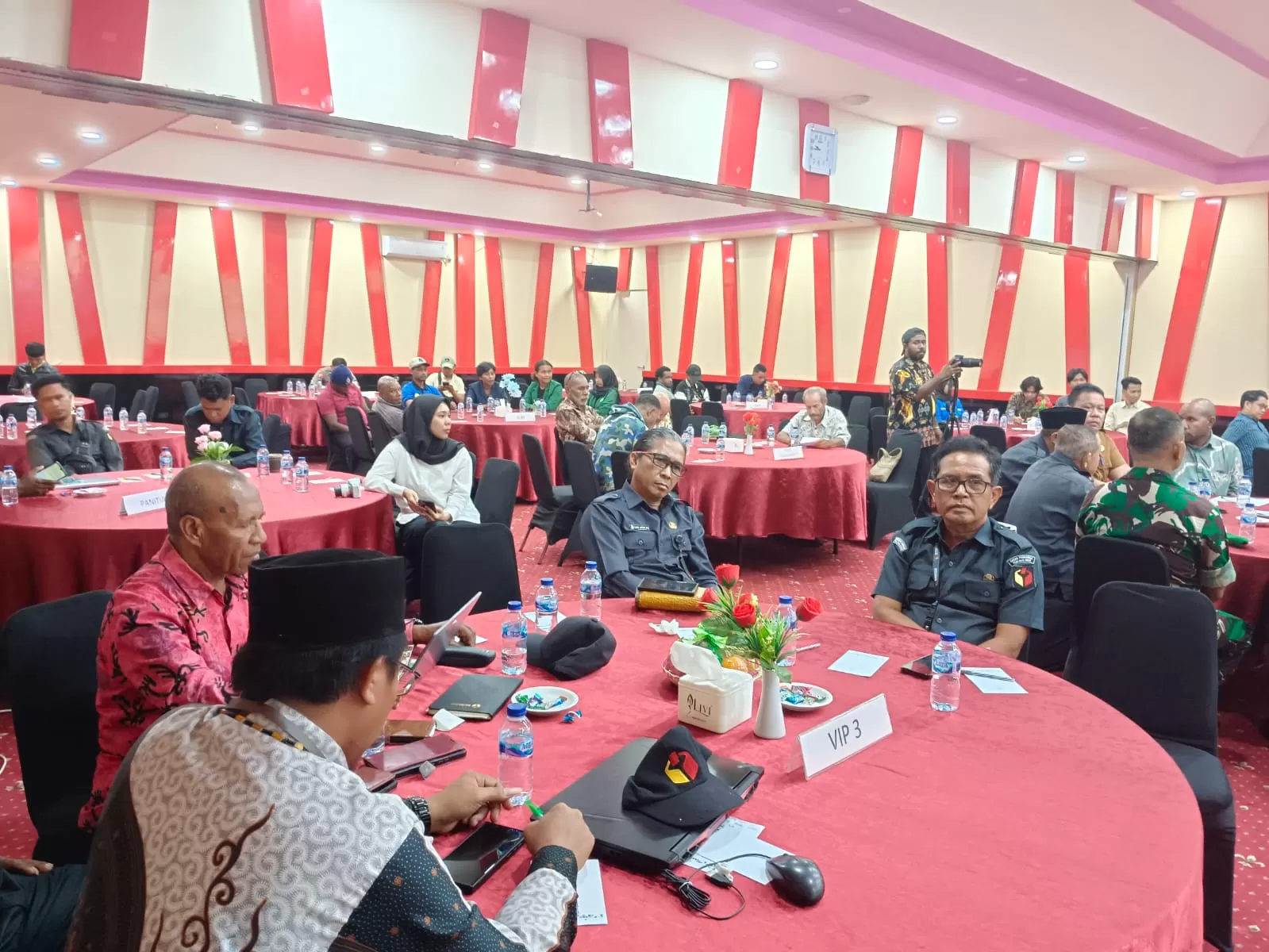 Para stakeholder yang menjadi mitra Bawaslu selama saat mengikuti kegiatan di Hotel Halogen Merauke, Senin (27/10/2025). (Ceposonline.com/Sulo)