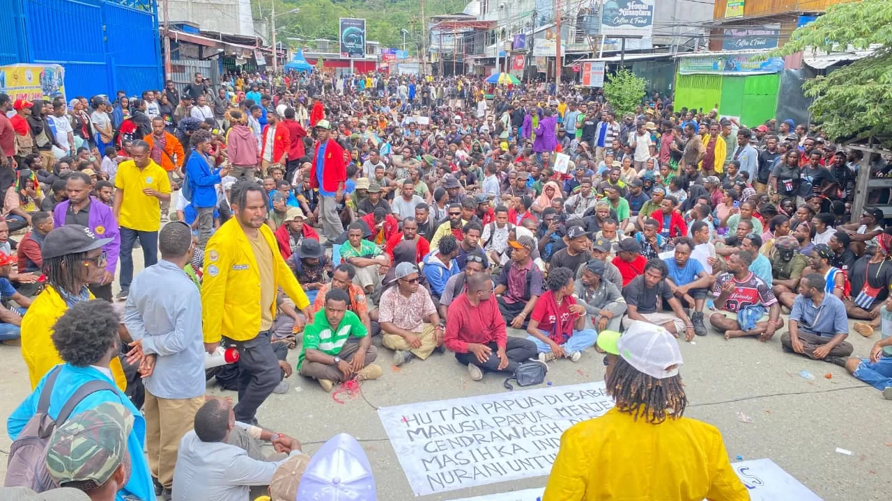 Massa aksi saat memblokade jalan di Perumnas lll, Distrik Heram, Kota Jayapura, Senin (27/10/25). (Ceposonline.com/Jimi)