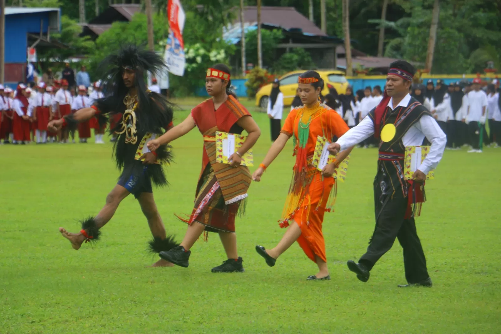 Semangat sumpah pemuda pada pelaksanaan Upacara HUT Sumpah Pemuda ke 97 di Lapangan Paprindey, Waren, Selasa (28/10). (CENDERAWASIH&nbsp;POS/ISMAIL)