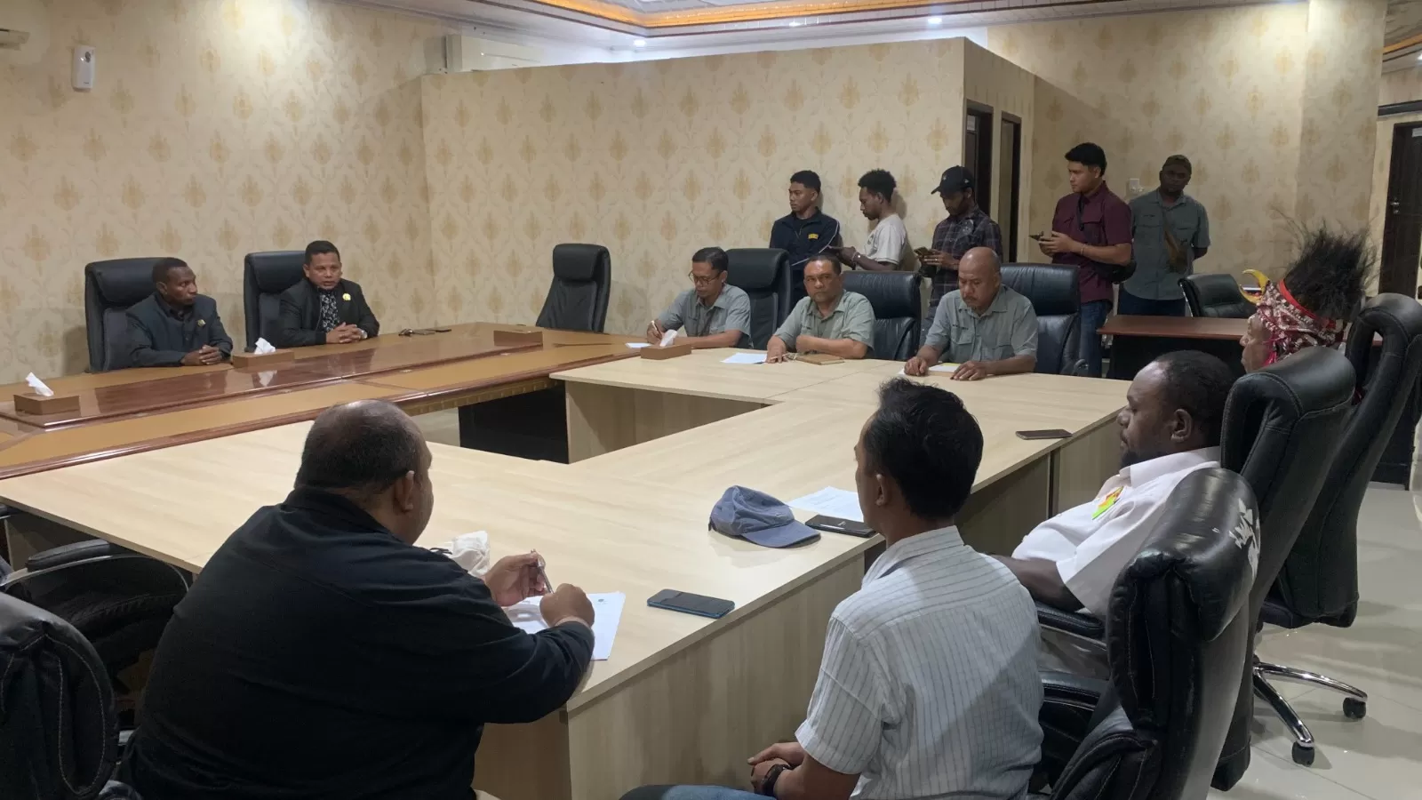 Suasana pertemuan di dalam ruang rapat Komisi III DPRK Mimika, Selasa (28/10/2025), (Cenderawasih Pos/Moh. Wahyu&nbsp;Welerubun).