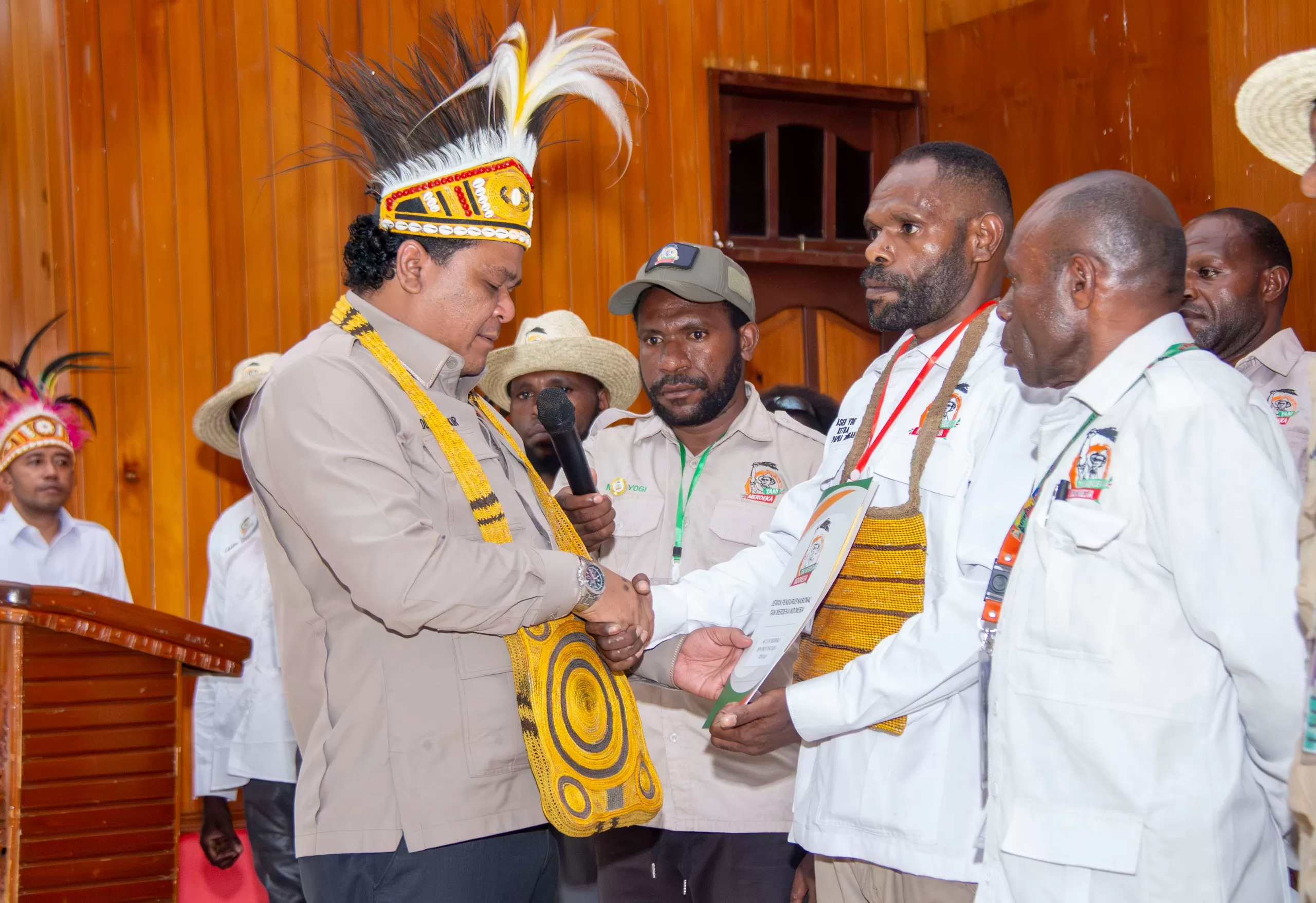 Ketua Umum Tani Merdeka, Don Muzakir saat melantik DPW Tani Merdeka Papua Tengah. (CEPOSONLINE.COM/HUMAS PEMPROV).