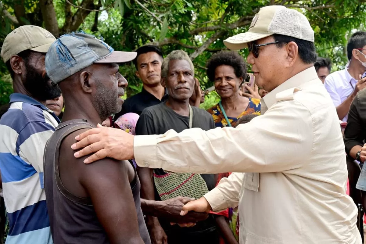 Presiden Prabowo, saat berbincang dengan masyarakat ketika berkunjung di Papua. (Ceposonline.com/istimewa).
