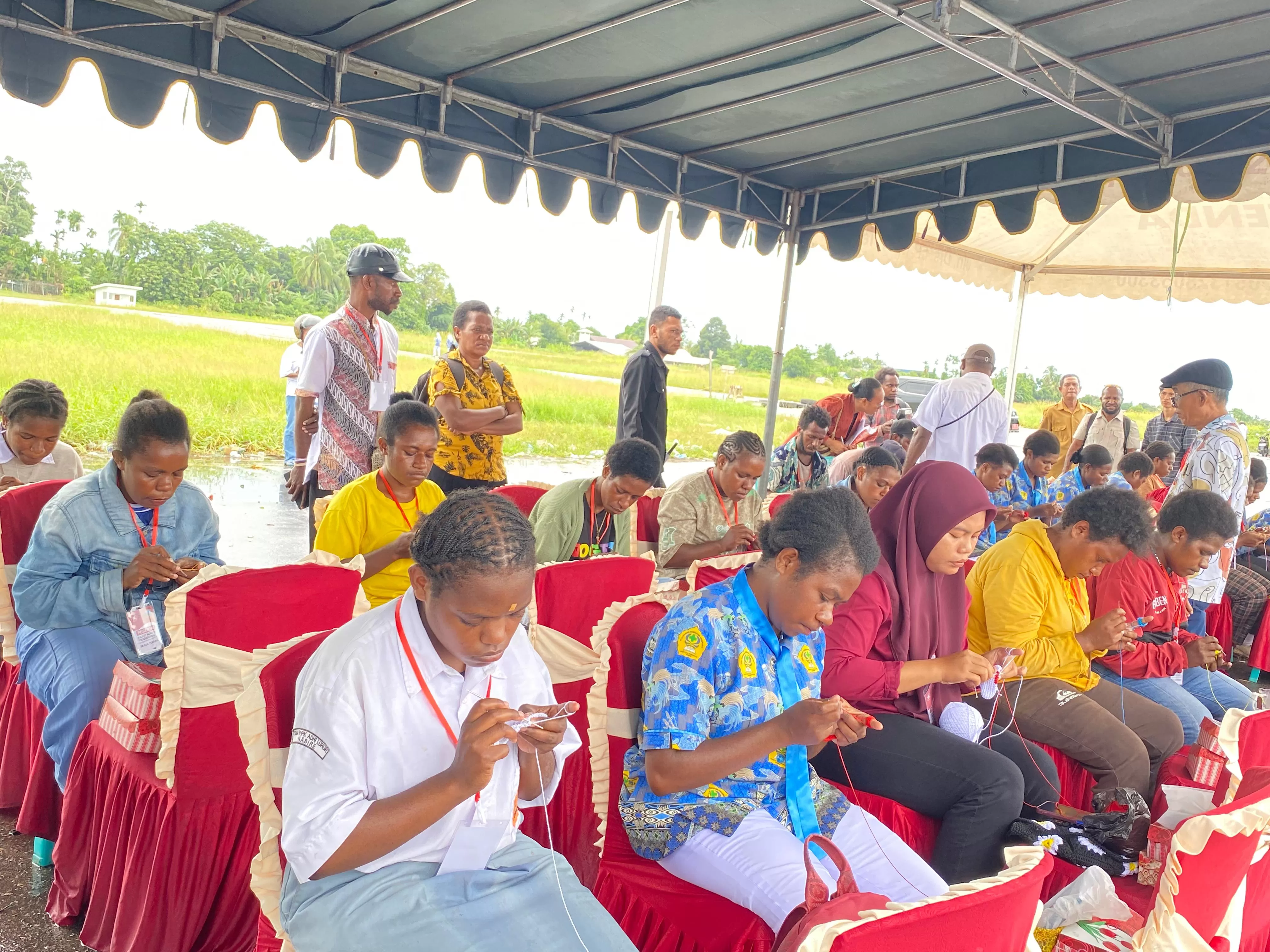 Para peserta Lomba saat mengikuti lomba anyam noken di halaman Kantor Gubernur Papua Tengah, Selasa, (28/10/2025).
