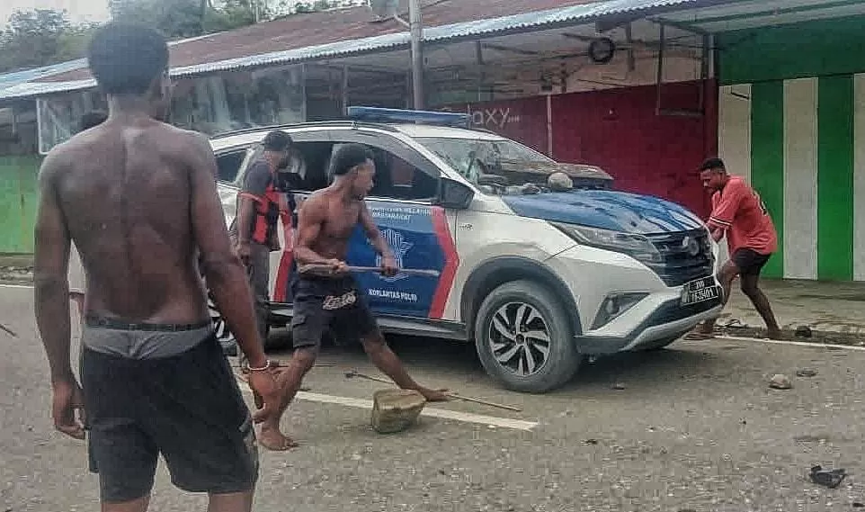 Warga merusak dan melempari mobil Satlantas Mamberamo Raya dari aksi massa yang pecah, Selasa (28/10/2025) (CEPOSONLINE.COM/Humas Polda Papua) 