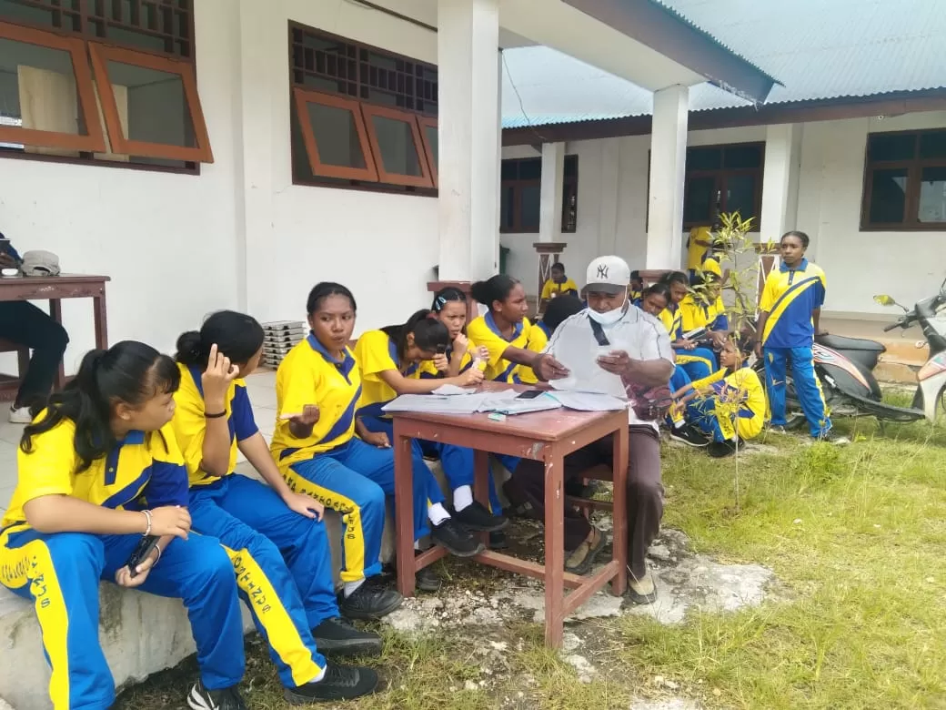 Petugas nakes PKM Sarmi saat pengambilan data pelajar SD- SMP Katolik Sarmi Mararena, Kamis (30/10/2025).(CEPOSONLINE.COM/VICKY AMBANI)