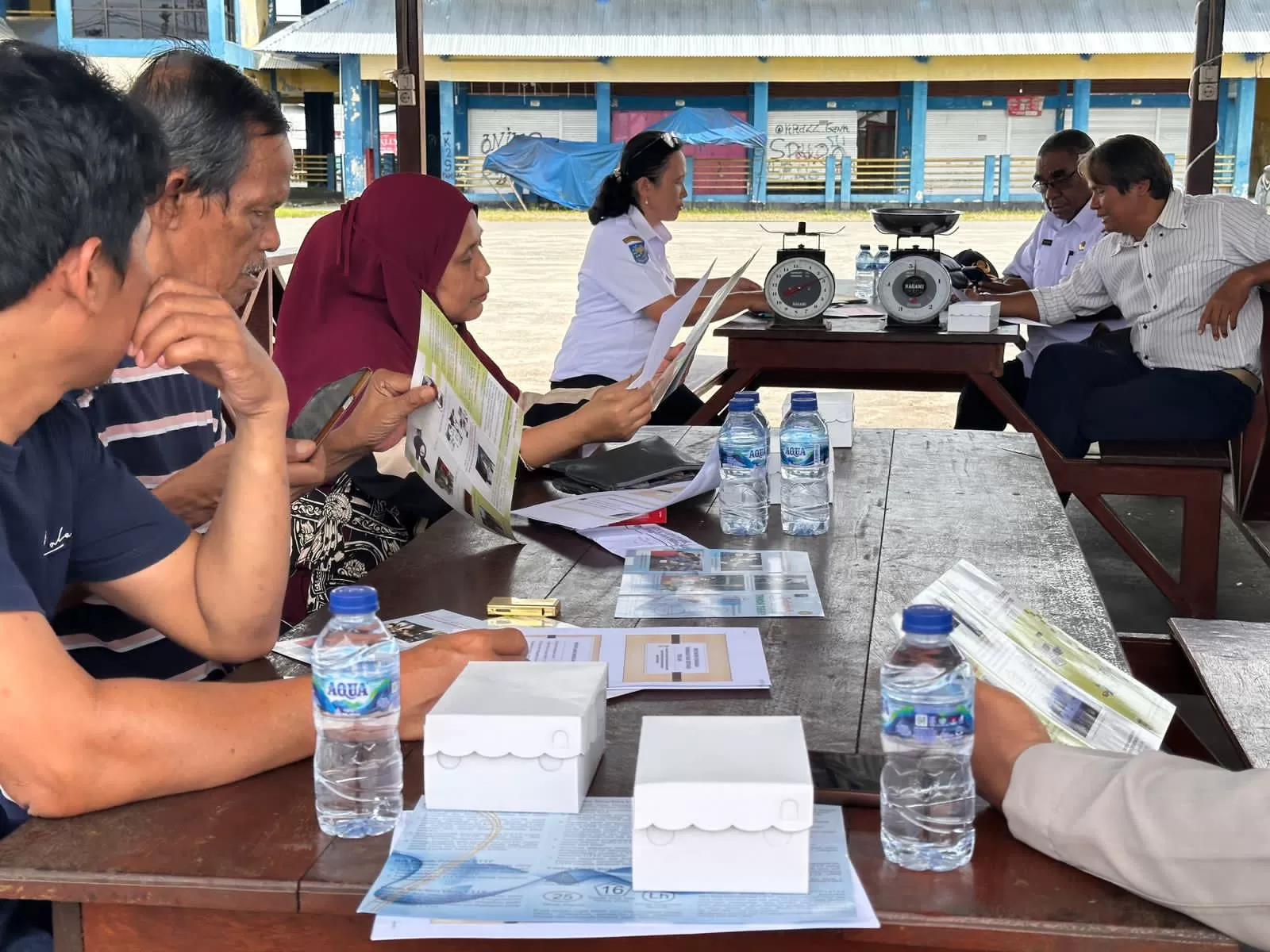 Petugas Disperindag sedang melakukan sidang TTU di Pasar Sentral Timika, Selasa, 28 Oktober 2025. (Disperindag Kabupaten Mimika). 