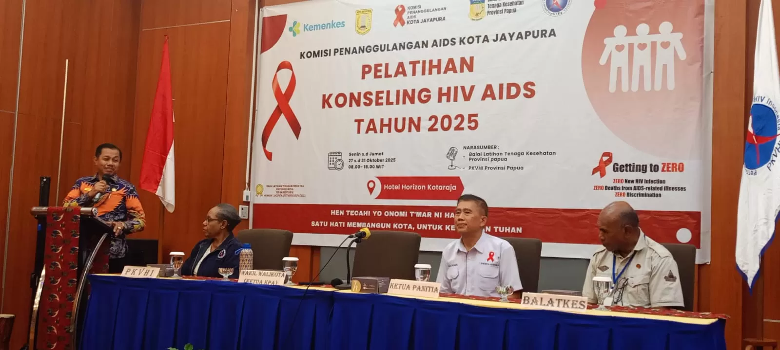 Wakil Wali Kota Jayapura sekaligus Plh. KPA Kota Jayapura, Dr. Rustan Saru, SE.,MM., memberikan arahan sekaligus menutup kegiatan Pelatihan Konseling HIV/AIDS Tahun 2025, di Hotel Horison Kotaraja.