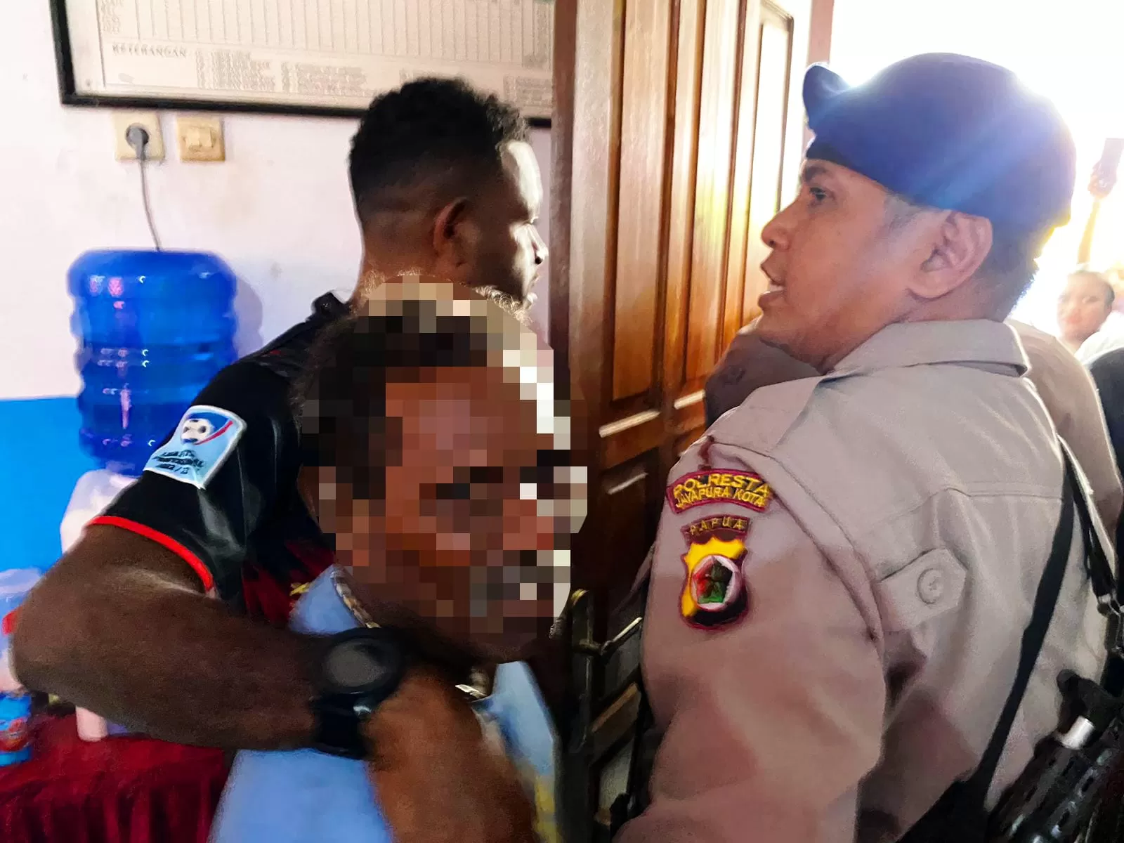 Aparat Kepolisian saat mengamankan pelaku BN disalah satu sekolah dasar di Jayapura. (CEPOSONLINE.COM/HUMAS POLRESTA).