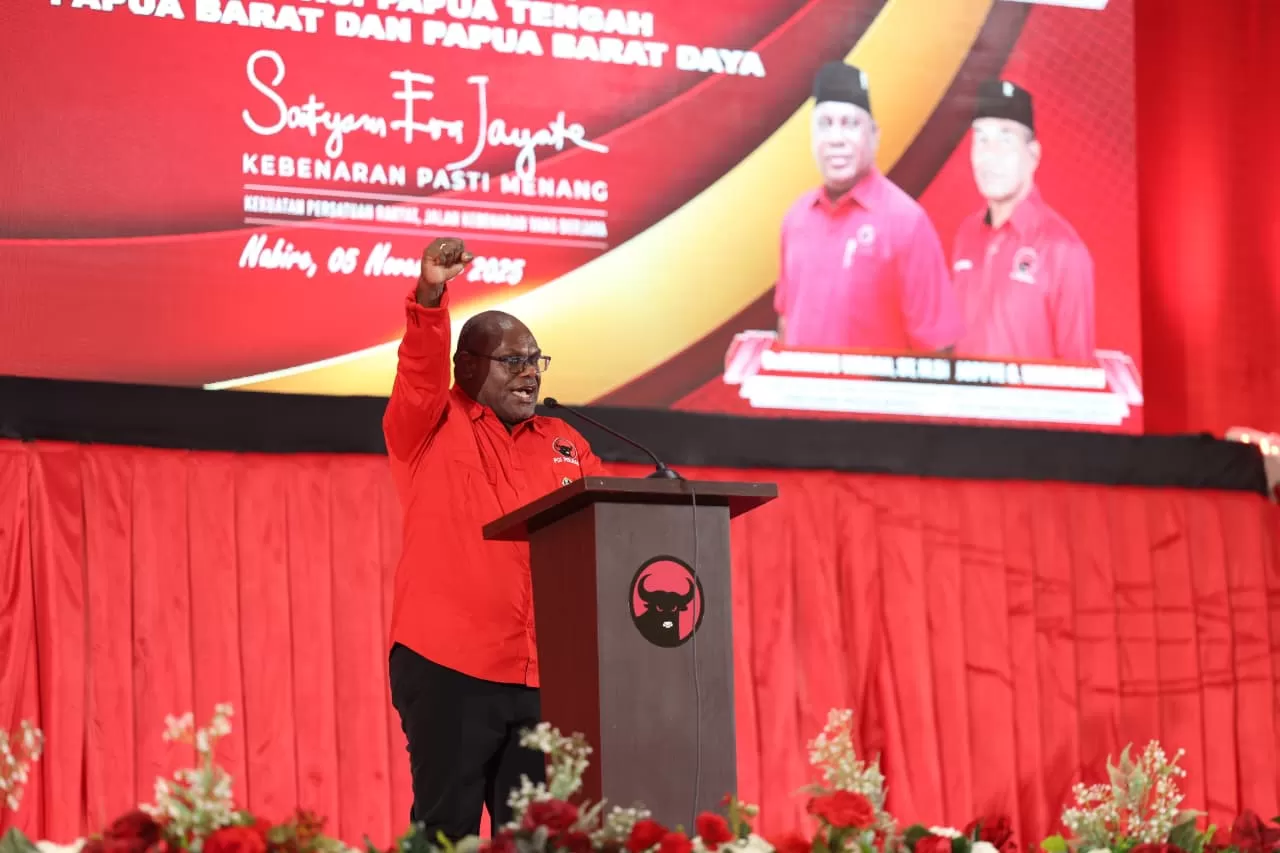 Gubernur Papua Tengah yang juga Kader Partai PDI Perjuangan saat menyampaikan sambutan di acara Konferda PDI di aula KSK Nabire, Papua Tengah, Rabu, (5/11/2025). (CEPOSONLINE.COM/HUMAS PEMPROV).