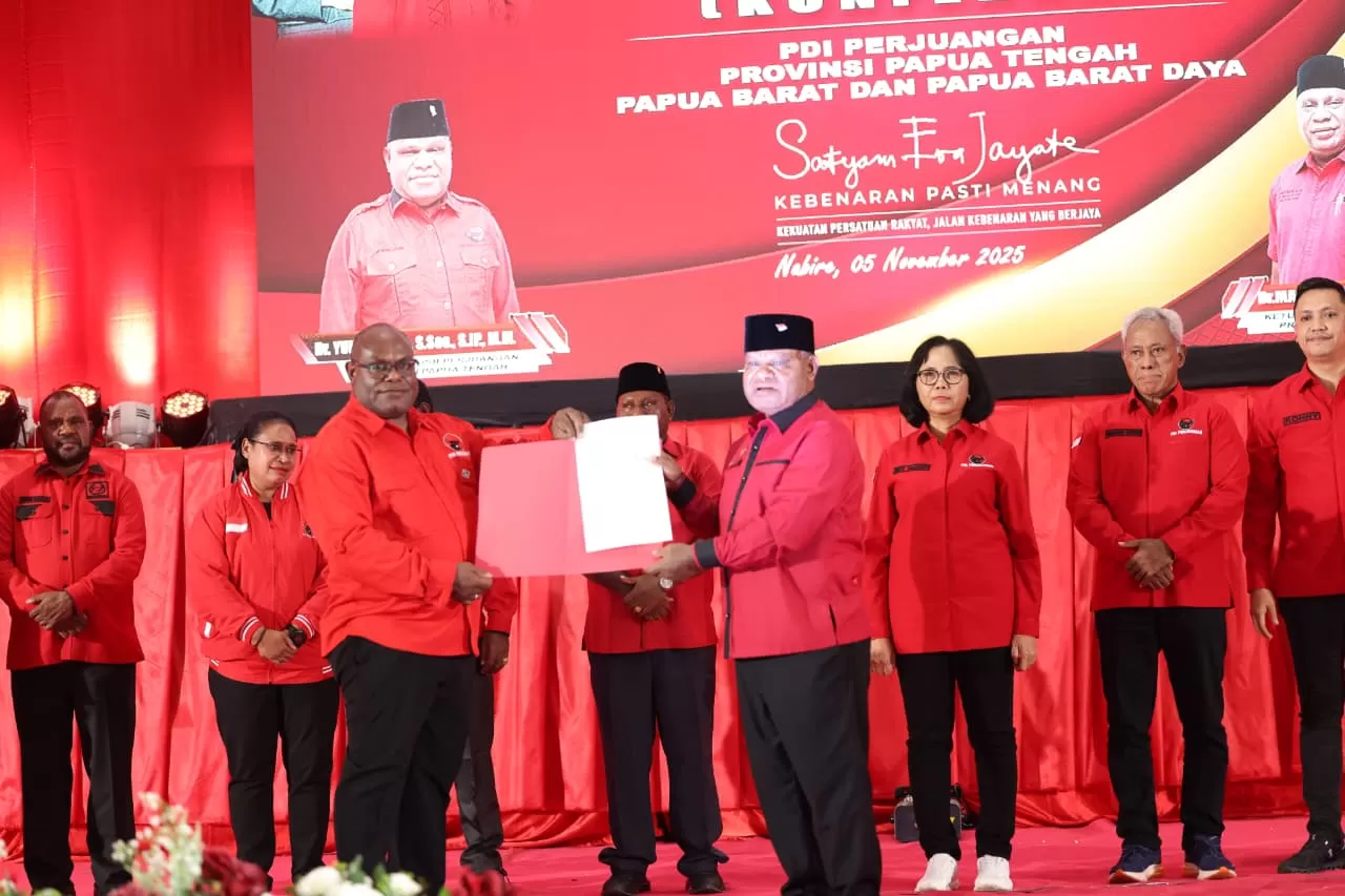 Saat Gubernur Papua Tengah, Serahkan Sertifikat Tanah untuk DPD PDIP Kepada Ketua Partai PDIP Papua Tengah, Yuni Wonda dalam acara Konferda di Nabire. (CEPOSONLINE.COM/HUMAS PEMPROV)