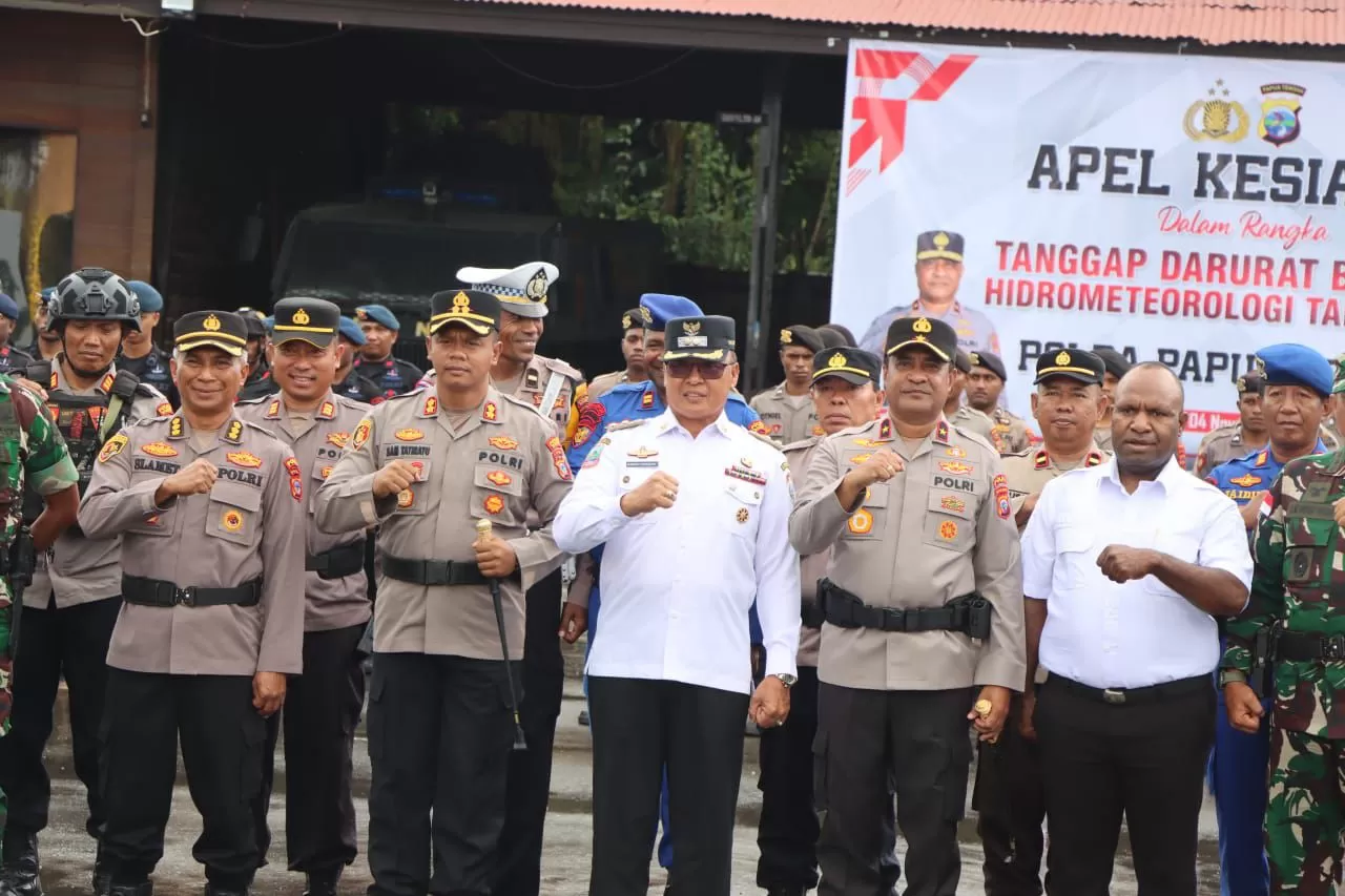 Wakil Bupati Nabire, Burhanuddin Pawennari foto bersama dengan jajaran Forkopimda usai apel Tanggap Darurat Bencana di Halaman Polres Nabire, Rabu, (5/11/2025). (CEPOSONLINE.COM/THERESIA F. TEKEGE)