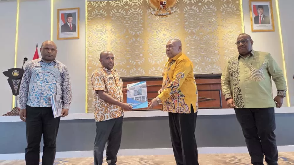 Wagub Papua, Aryoko Rumaropen saat menyerahkan nota dinas Plt Direktur RSUD Jayapura kepada Andreas Pekey, di kantor gubernur, Kamis (6/11/2025).(Ceposonline.com/Elfira)