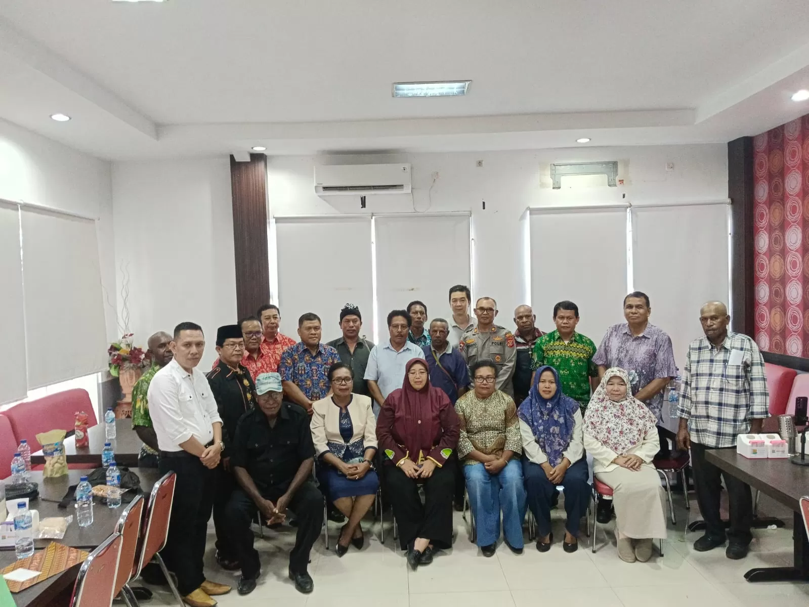 Wakil Bupati Merauke, Fauzun Nihayah bersama para ketua paguyuban dan para tokoh yang tergabung dalam FKUB Merauke. Kamis (6/11/2025).(Ceposonline.com/Sulo). 