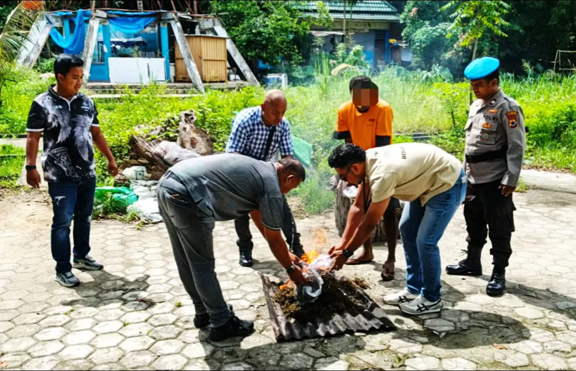 Aparat Kepolisian bersama tersangka saat memusnahkan barang bukti ganja, Kamis (6/11/2025).(Ceposonline.com/Humas Polresta).
