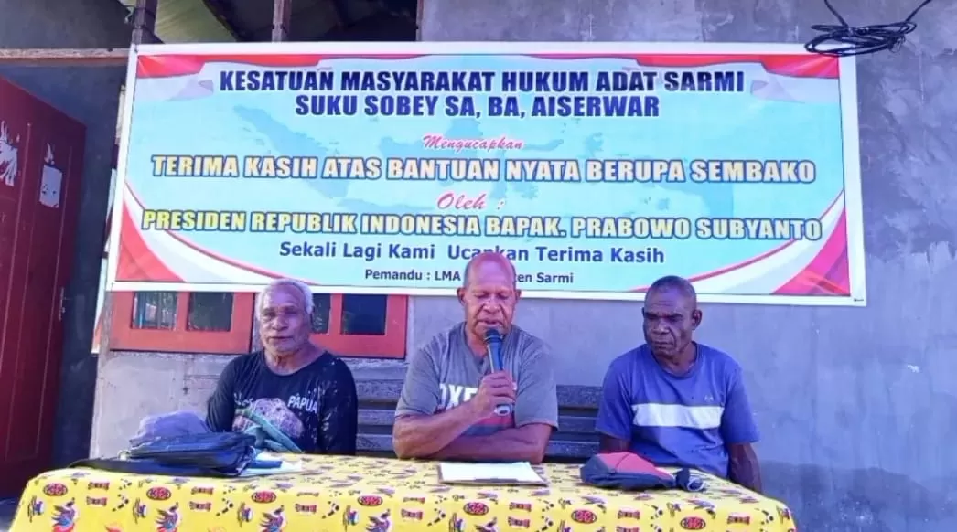 Ketua LMA Kabupaten Sarmi, Frans Sawen, saat menyampaikan sosialisasi wawasan kebangsaan kepada masyarakat Kampung Bagaiserwar, Minggu (9/11/2025). (CEPOSONLINE.COM/VICKY AMBANI) 