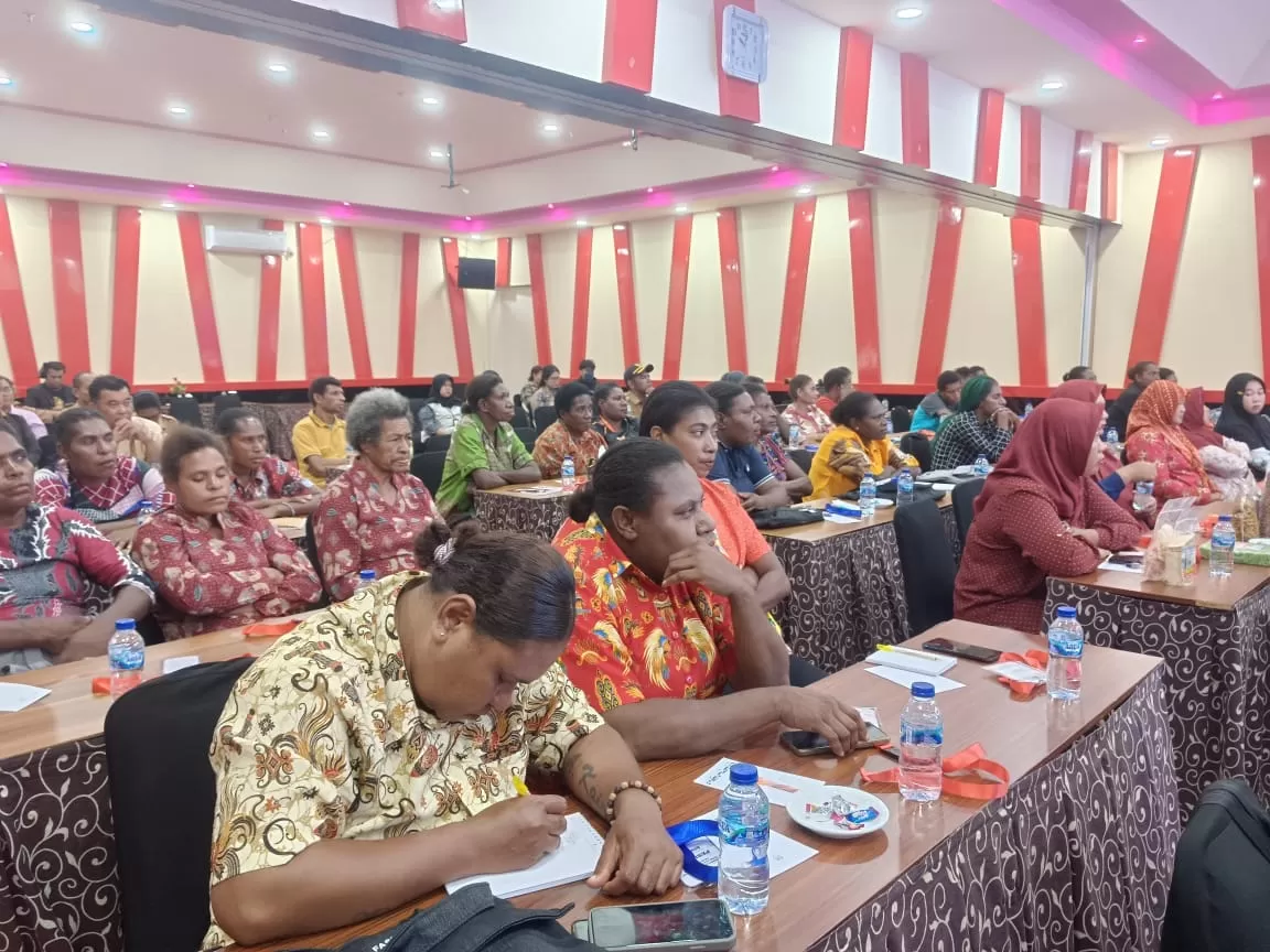 Mama-mama dari Kawasan Transmigrasi saat mengikuti peningkatan kapasitas dalam rangka pengembangan ekonomi usaka mikro kecil dan menengah berbasis ekspor, Senin (10/11/2025). (Ceposonline.com/Sulo)