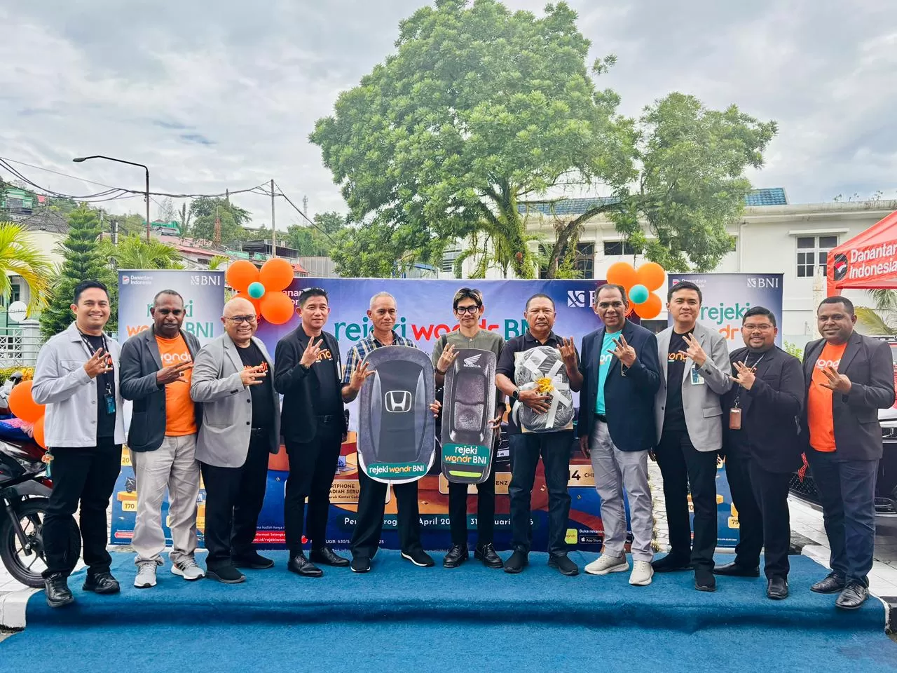 Penyerahan hadiah kepada para pemenang tahap pertama Program Undian Rejeki wondr BNI yang dipusatkan di Kantor Cabang Jayapura, Selasa (11/11/2025). (Ceposonline.com/Humas BNI)