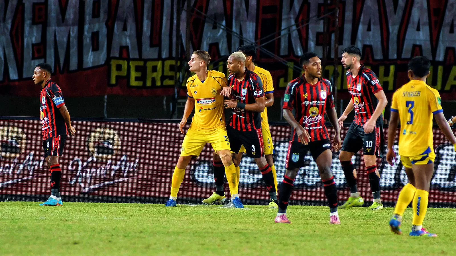 Persipura kala berhadapan dengan Persiku Kudus di Stadion Lukas Enembe, Sentani, Jayapura, Papua, pada 7 November 2025. (CEPOSONLINE.COM/GRATIANUS&nbsp;SILAS)
