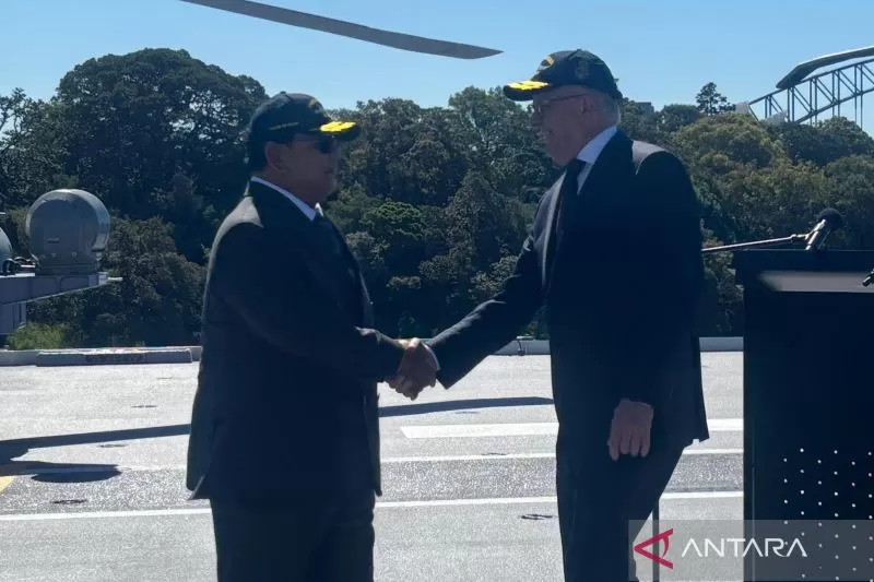 Presiden RI Prabowo Subianto (kiri) dan Perdana Menteri Australia Australia Anthony Albanese melakukan pernyataan bersama terkait dengan kerja sama pertahanan dan keamanan di Sydney, Australia, Rabu ((ANTARA/Mentari Dwi Gayati))