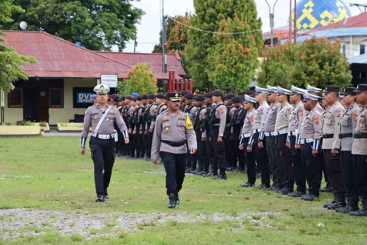 Wakapolres Jayawijaya Kompol F.D Tamaila saat melakukan pemeriksaan pasukan dan penyematan tanda operasi sebagai tanda dimulainya Operasi Zebra Cartenz. Senin (17/11/2025). (Ceposonline.com/Deni)