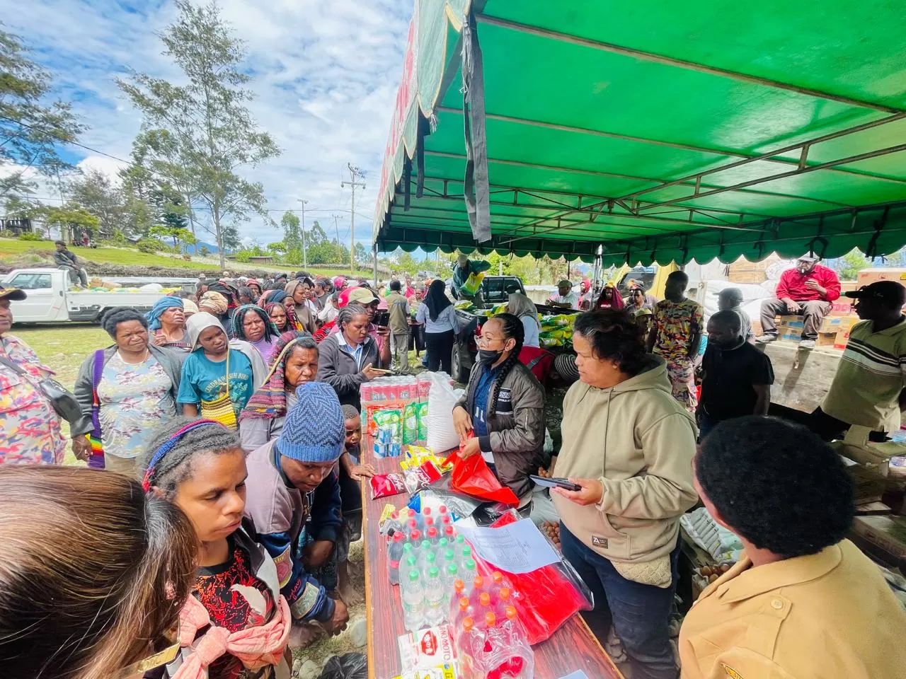 Kegiatan pasar murah yang dilakukan Disnakerindag di Kampung Autakma Distrik Wamena Kota Senin (17/11/2025). (Ceposinline.com/Deni)