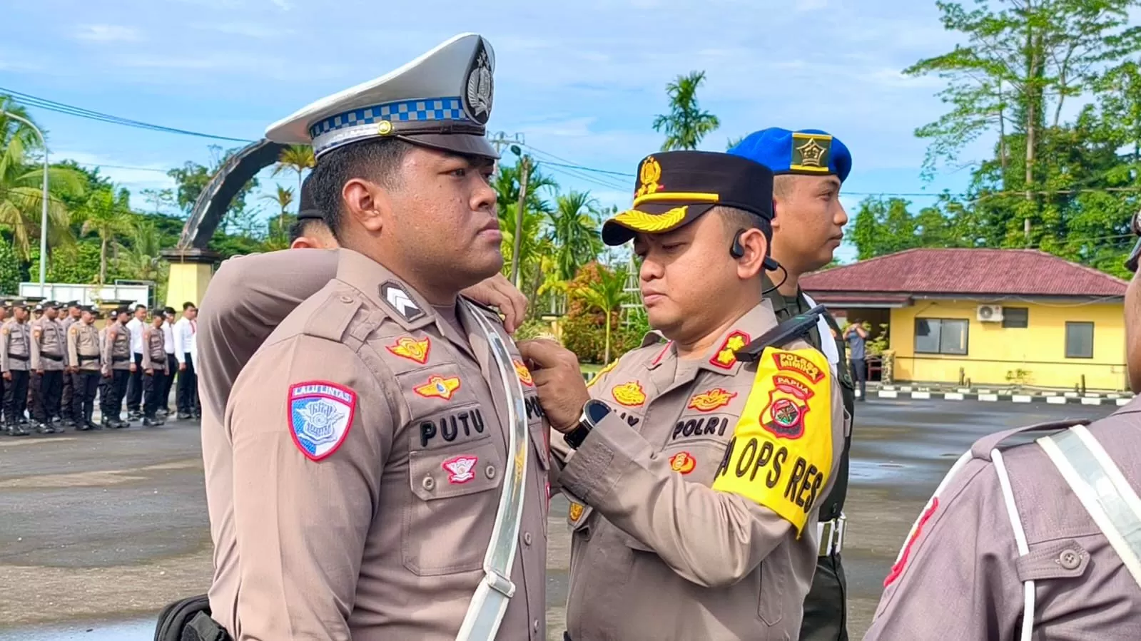 Kapolres Mimika, AKBP Billyandha Hildiario Budiman sedang menyematkan lencana pada dua anggota polisi dalam apel gelar pasukan Operasi Zebra Noken. (Foto: Cenderawasih Pos/Moh. Wahyu&nbsp;Welerubun).
