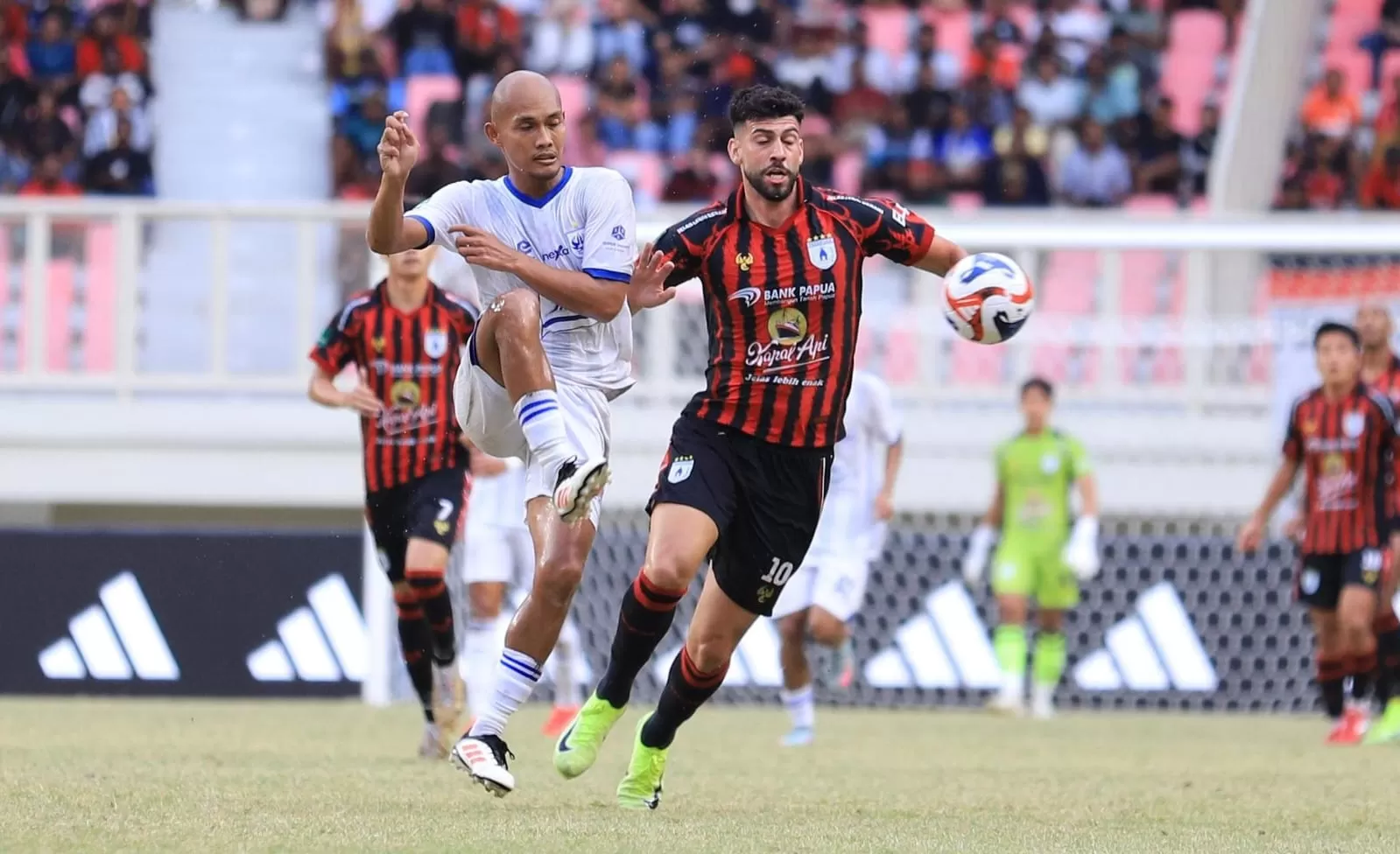 Striker Persipura Matheus da Silva saat berjibaku dengan pemain PSIS Semarang pada putaran pertama lalu. (CEPOSONLINE.COM/ERIANTO)