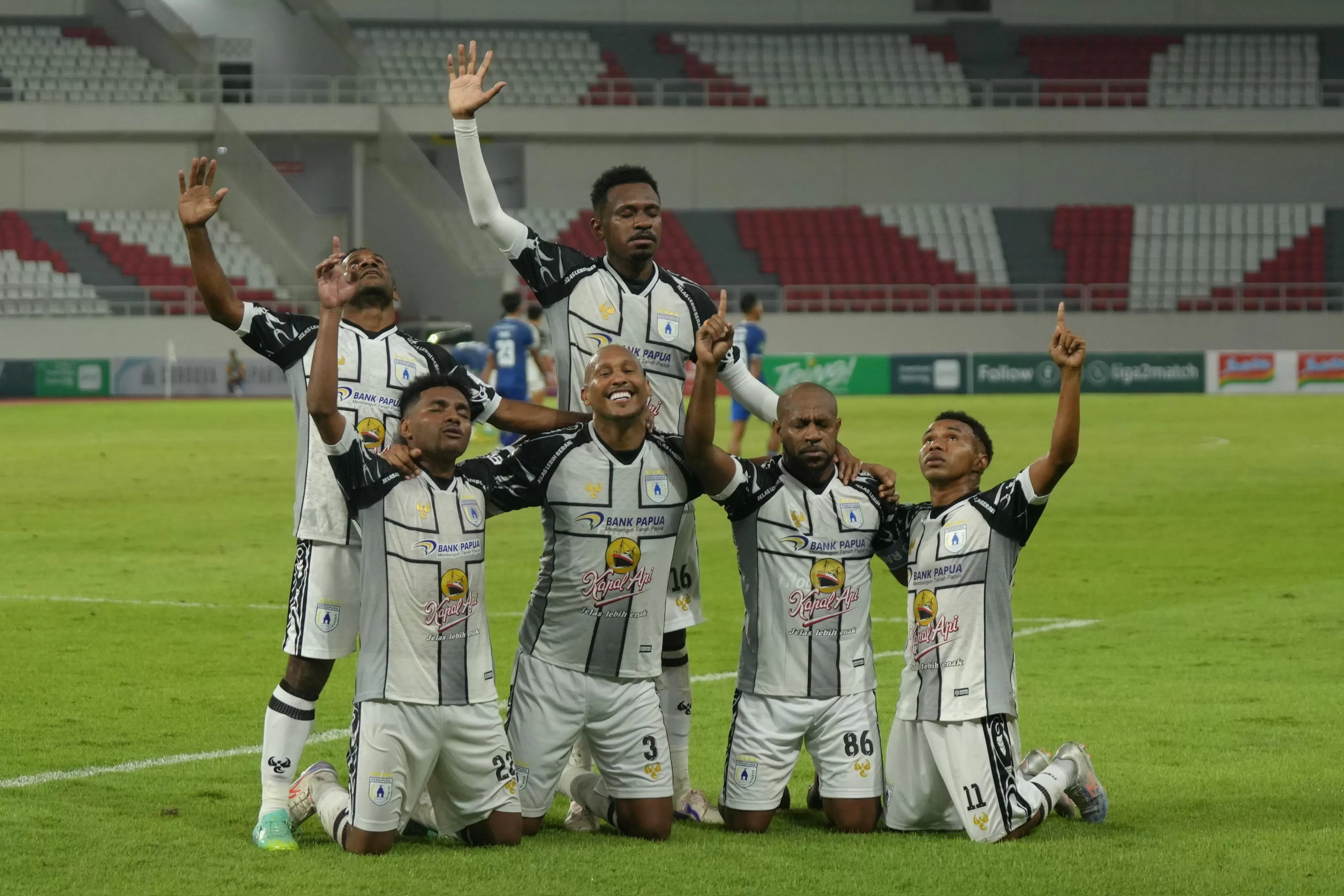 Boaz Solossa bersama rekan-rekannya melakukan selebrasi usai mencetak gol kegawang PSIS Semarang. (CEPOSONLINE.COM/SYAIFUL PERSIPURA).