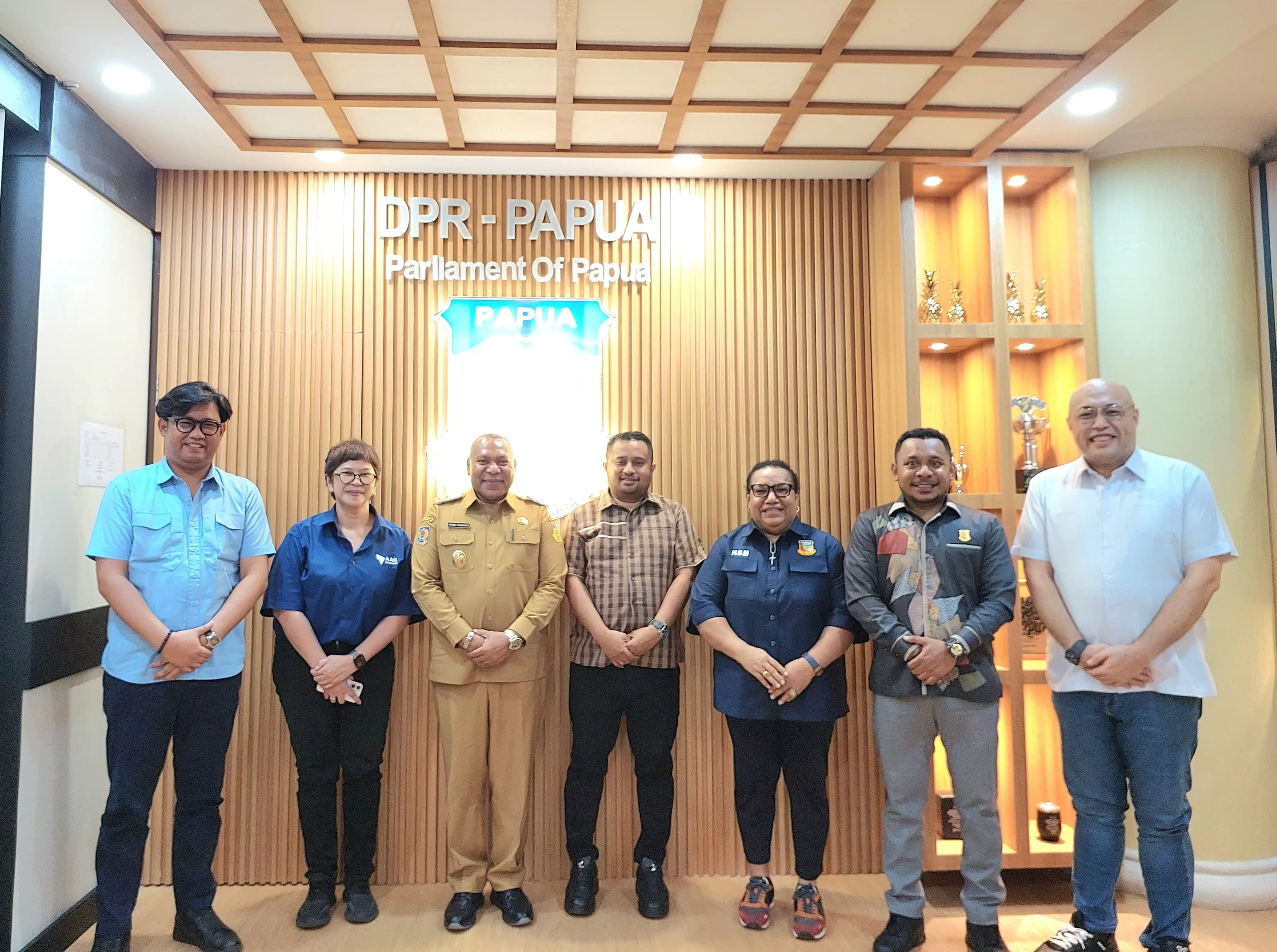 Wakil Gubernur Papua Aryoko Rumaropen bersama pimpinan DPRP dan pihak AAG foto bersama di kantor DPRP, Selasa (18/11/2025). (CEPOSONLINE.COM/KAREL) 
