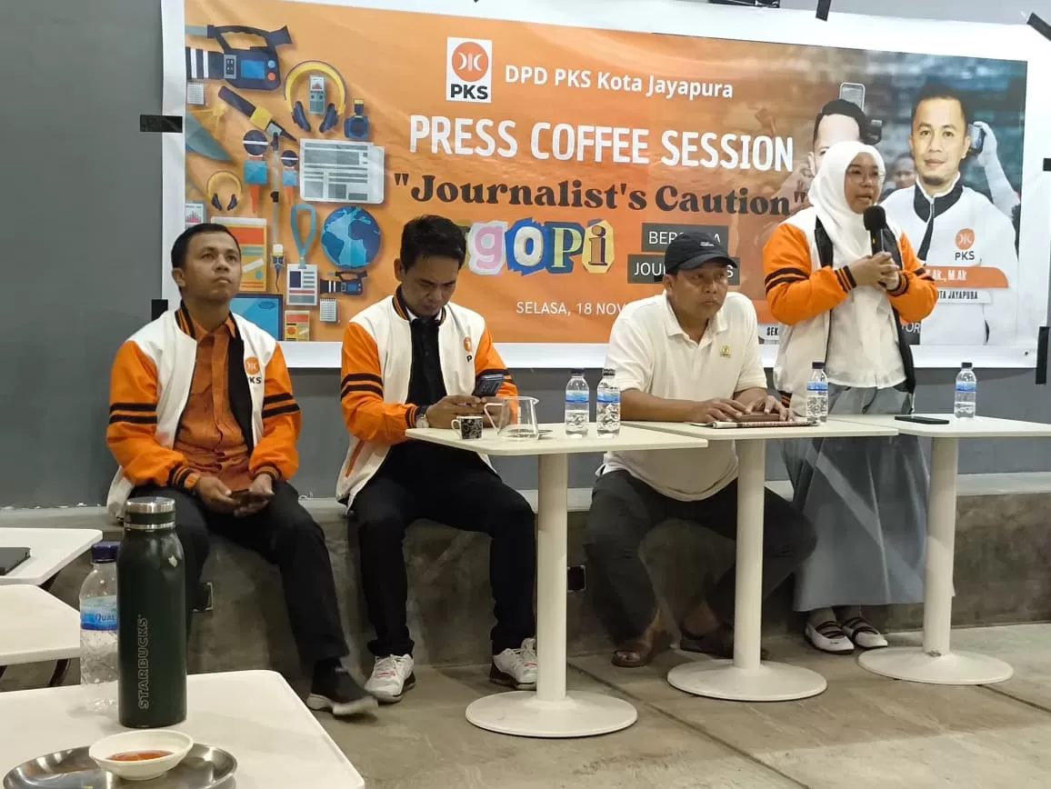 Tiga anggota DPR Wakil PKS di DPRD Kota, Ngadino, Imam Khoiri dan Asriyani didampingi Ketua DPD PKS Kota Jayapura, Burhanuddin (paling kiri) saat menggelar ngopi bareng awak media di Entrop.