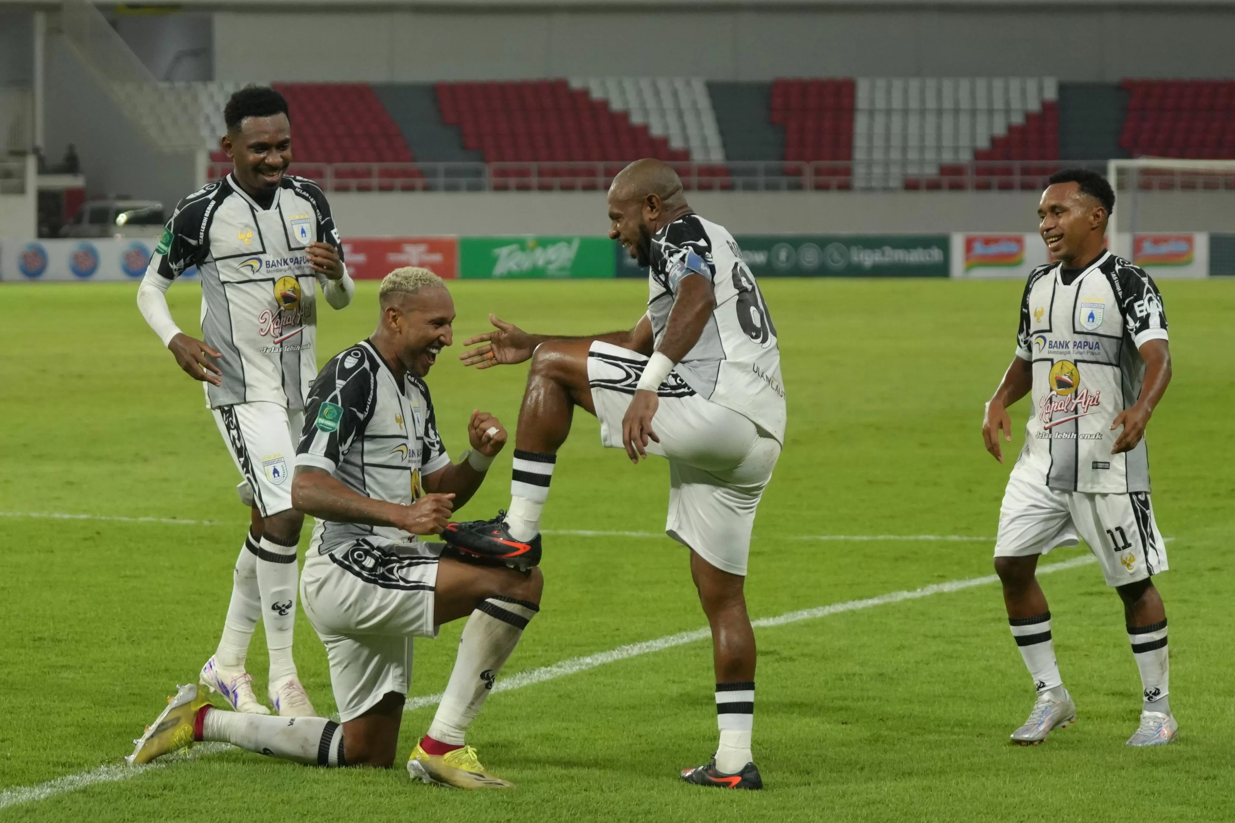 Boaz Solossa bersama rekannya melakukan selebrasi usai mencetak gol ke gawang PSIS Semarang. (CEPOSONLINE.COM/SYAIFUL PERSIPURA).