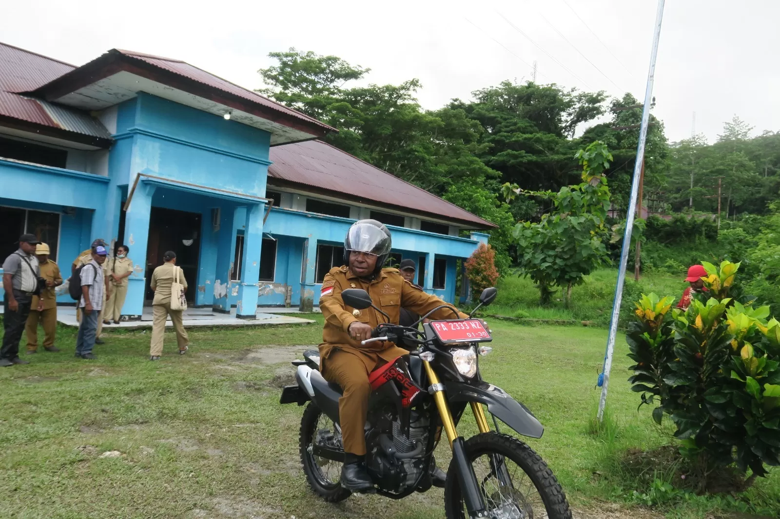 Bupati Waropen FX Mote, saat memantau pelayanan publik di sejumlah kantor melalui sidak ke jajaran OPD, Selasa (18/11). (CENDERAWASIH&nbsp;POS/ISMAIL)