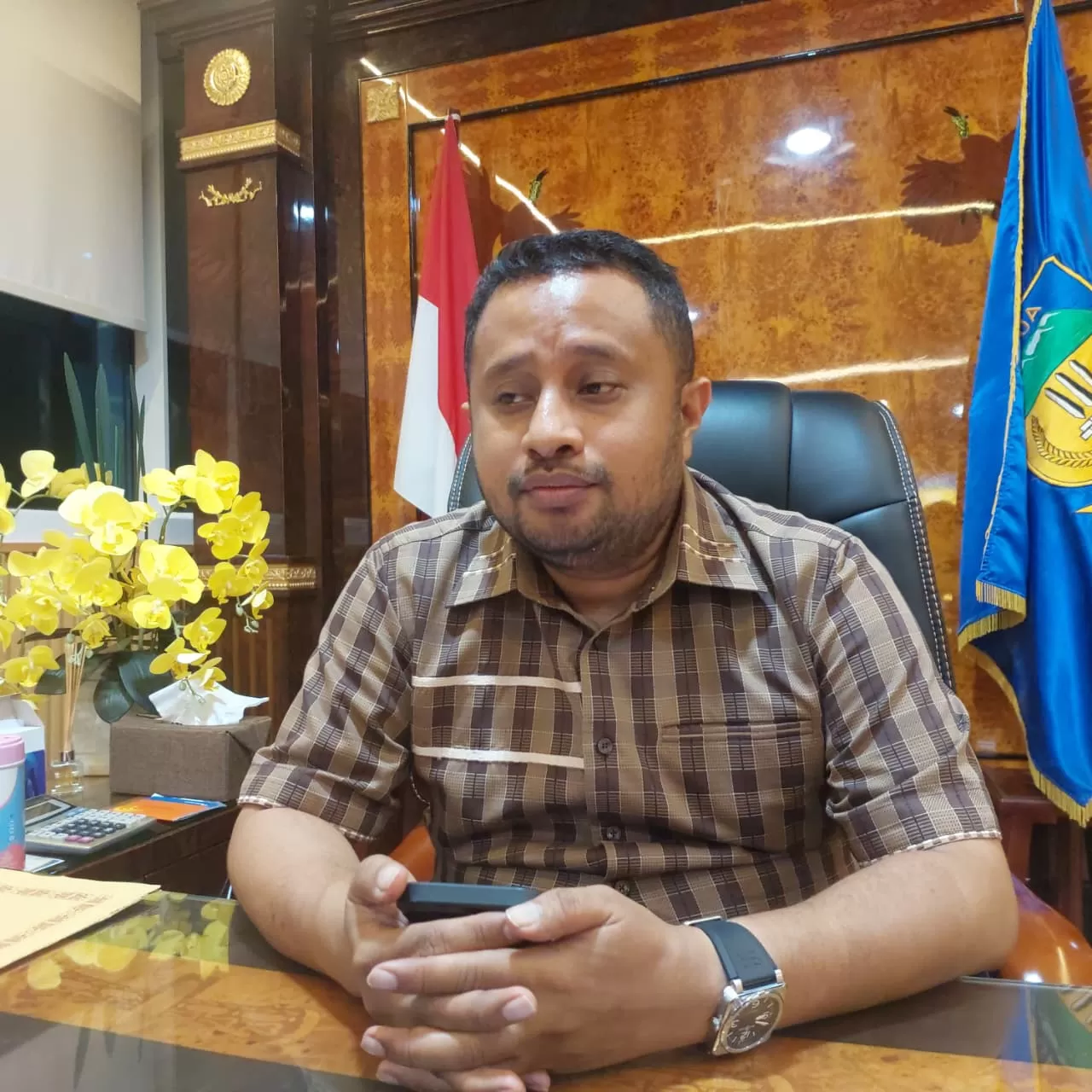 Ketua DPRP, Denny H. Bonai, di ruangan kerjanya, Selasa (18/11/2025) (CEPOSONLINE.COM/KAREL)