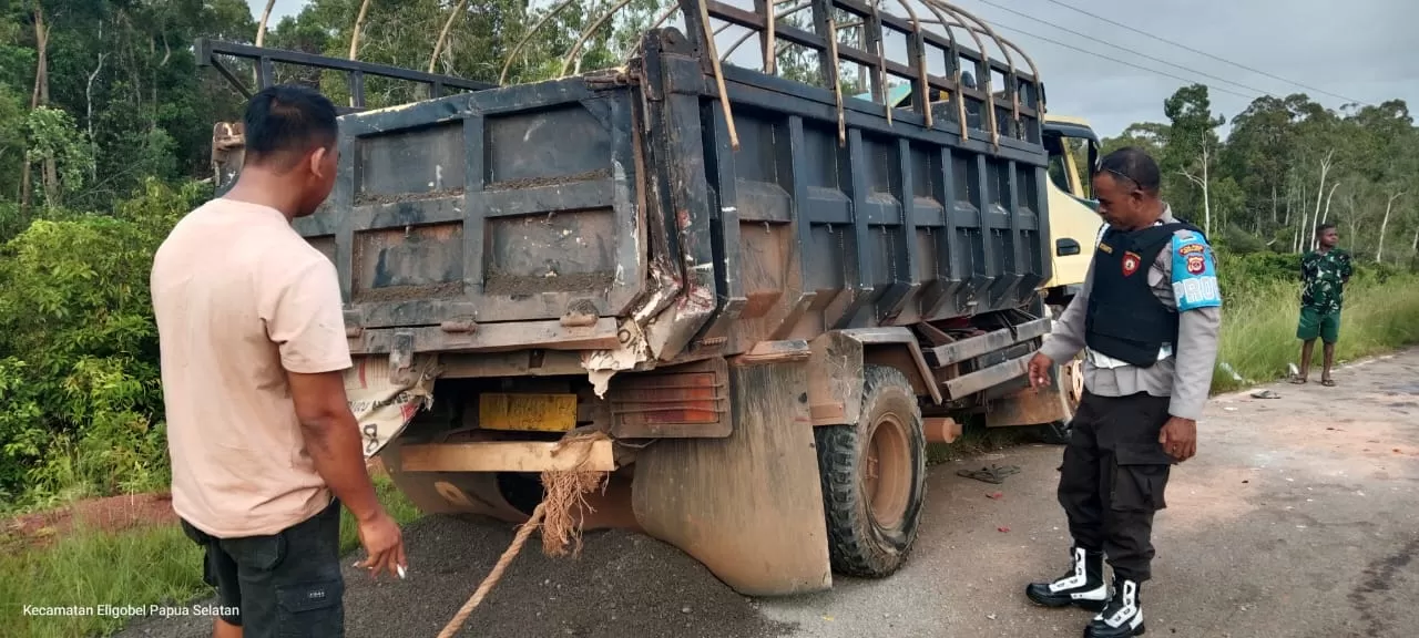 Polsek Elikobel saat menangani mobil tanki yang menabrak dump truk yang sedang menepi di pinggir jalan di kilometer 188 Jalan Trans Papua Merauke, Selasa (18/11/2025). (Ceposonline.com/Sulo)