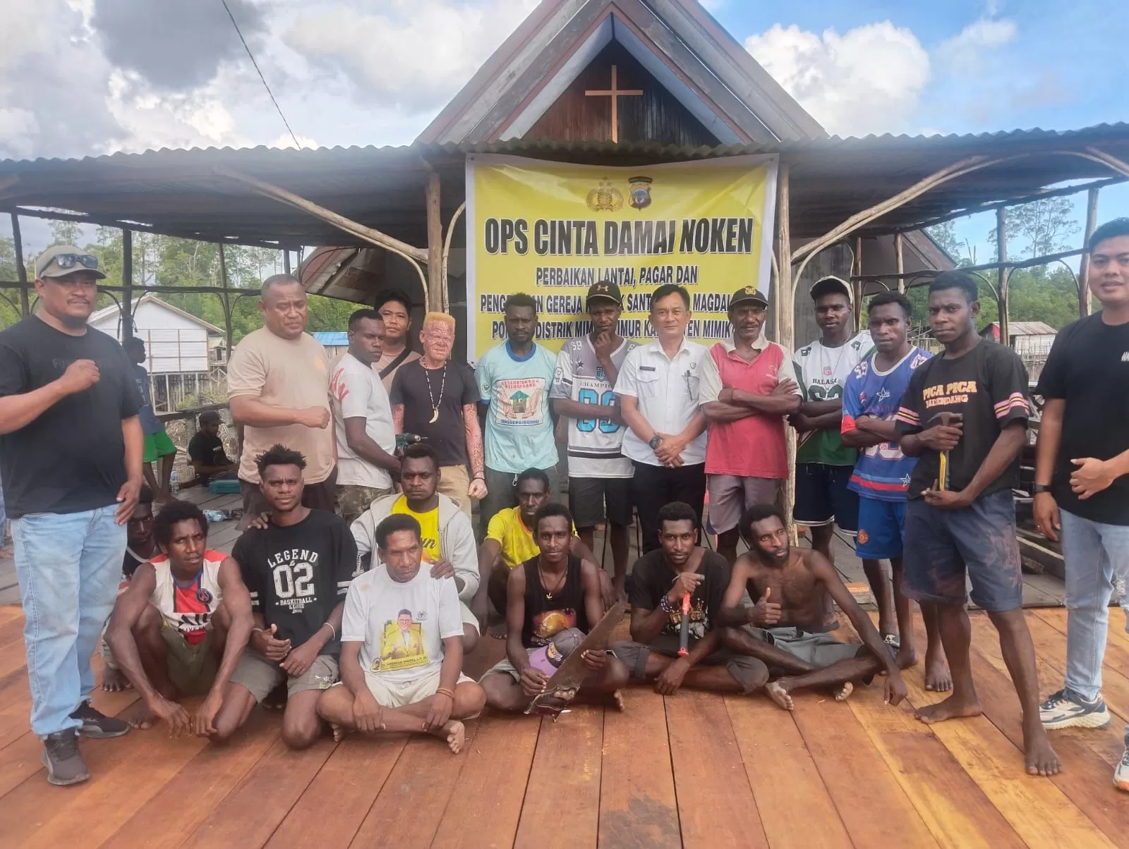 Satgas Ops Cinta Damai Noken 2025 Polres Mimika, sedang merehab sarana ibadah Gereja Katolik Santa Maria Magdalena Poumako sebagai wujud kepedulian Polri terhadap masyarakat, Selasa 18 November 2025.