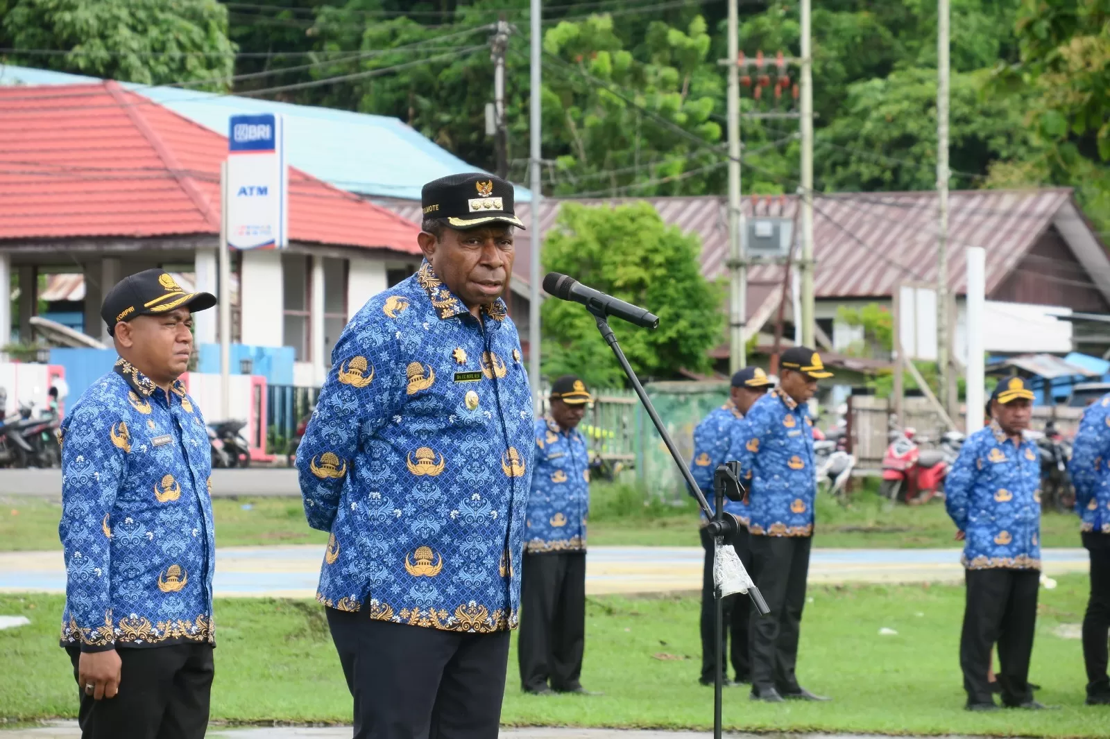 Bupati Waropen, FX Mote, saat memimpin apel di lingkungan Pemkab Waropen. (CENDERAWASIH&nbsp;POS/ISMAIL)
