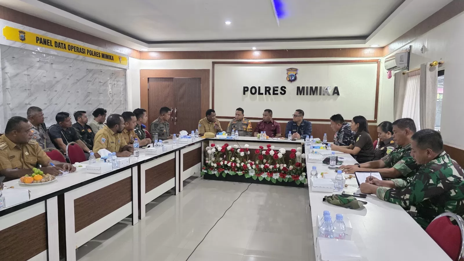 Suasana rapat koordinasi yang berlanngsung di Mapolres Mimika, Selasa 18 November 2025, (Pemkab&nbsp;Mimika).