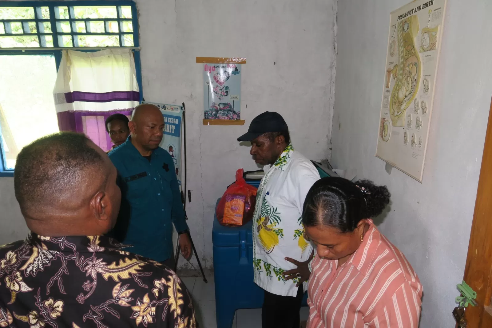 Bupati Waropen Drs. F.X Mote, M.Si bersama Plt Kadinkes Waropen dr. Jenggo Suwarko, saat memantau kondisi real di PKM Rawat Jalan di Distrik Soyoi Mambai (Sombai). (CEPOSONLINE.COM/ISMAIL)