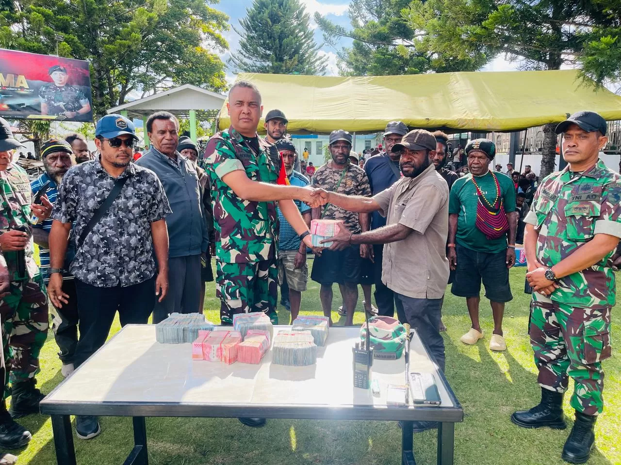 Dandim 1702/Jayawijaya Letkol Arh. Reza Ch. A Mamoribo saat menyerahkan uang tunai berjumlah Rp 500 juta kepada keluarga korban Frengky Kogoya di halaman Mako Kodim 1702/ Jayawijaya