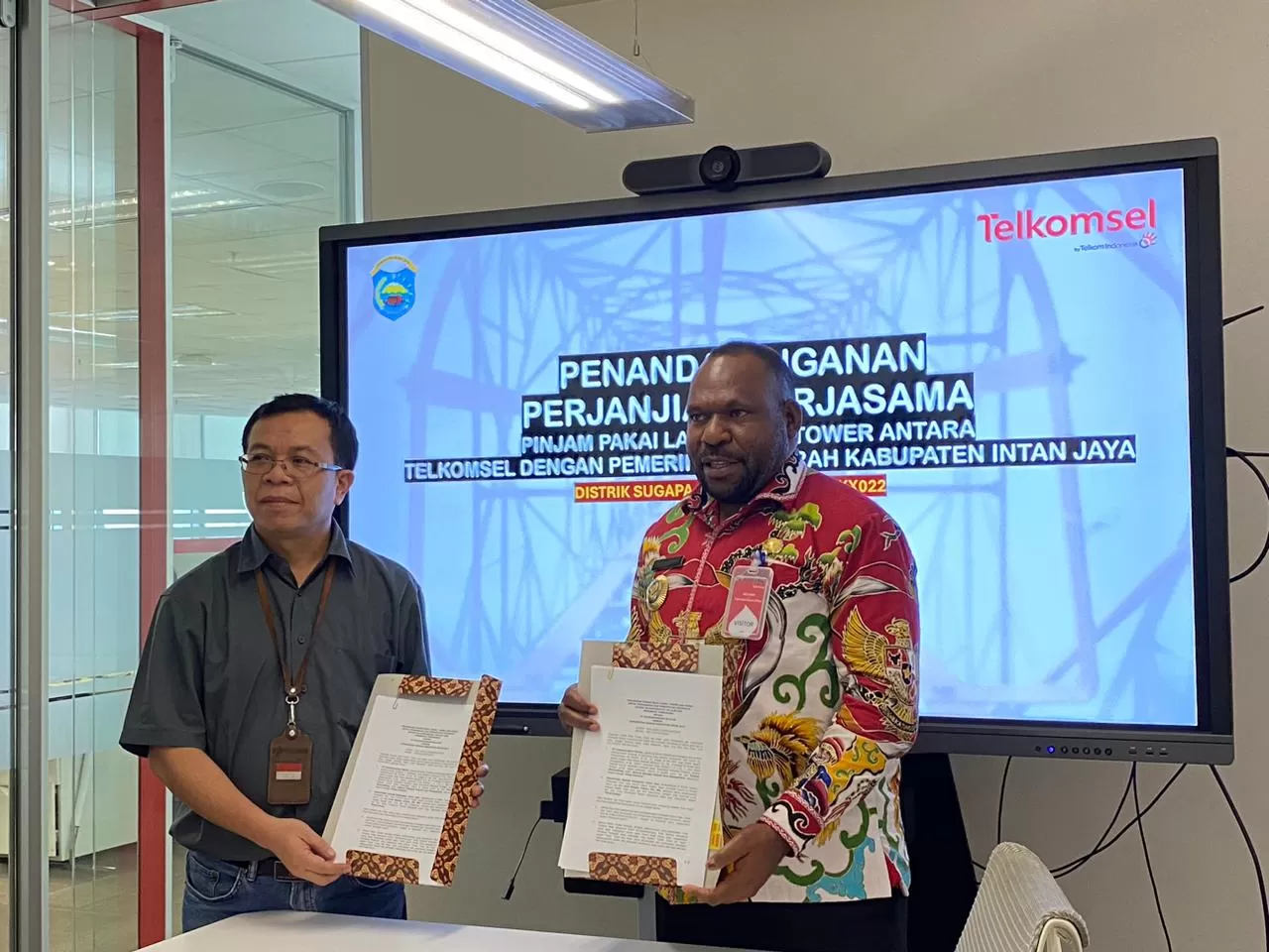 Bupati Intan Jaya, Aner Maisini saat menandatangani PKS dengan Telkom di Jakarta. (CEPOSONLINE.COM/HUMAS PEMKAB INTAN JAYA).