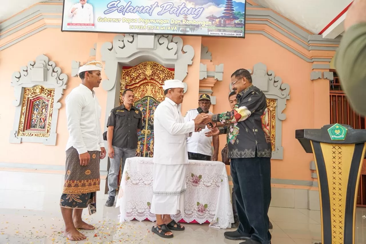 Gubernur Papua Pegunungan Jhon Tabo saat menyerahkan Uang Tunai Rp 500 juta kepada Perisada Hindu Dharma Indonesia (PHDI Provinsi Papua Pegunungan I Made Putra di Pura Tirta Wijaya Wamena.