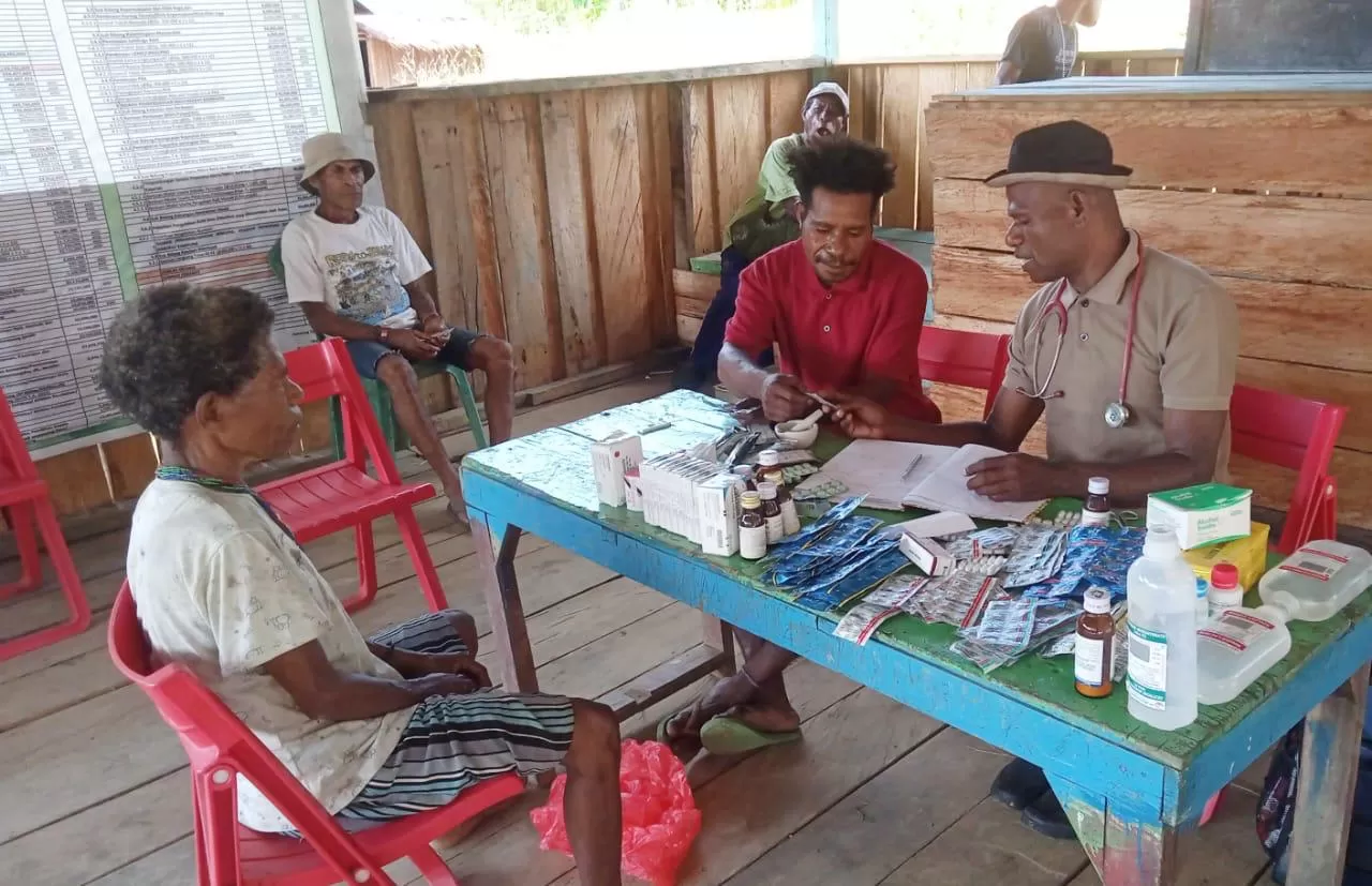 Neisen Monim saat memberikan pelayanan kesehatan di Kampung Semografi, Diatrik Web, Kabupaten Keerom, Papua beberapa waktu lalu. (CEPOSONLINE.COM/Istimewa)