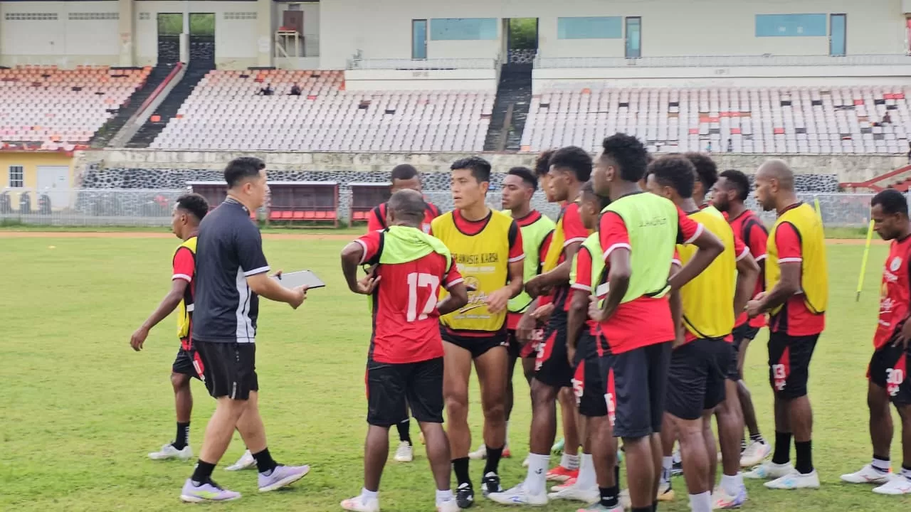 Skuad Persipura ketika menjalani latihan di Stadion Mandala Jayapura belum lama ini. (CEPOSONLINE.COM/HANS PALEN)