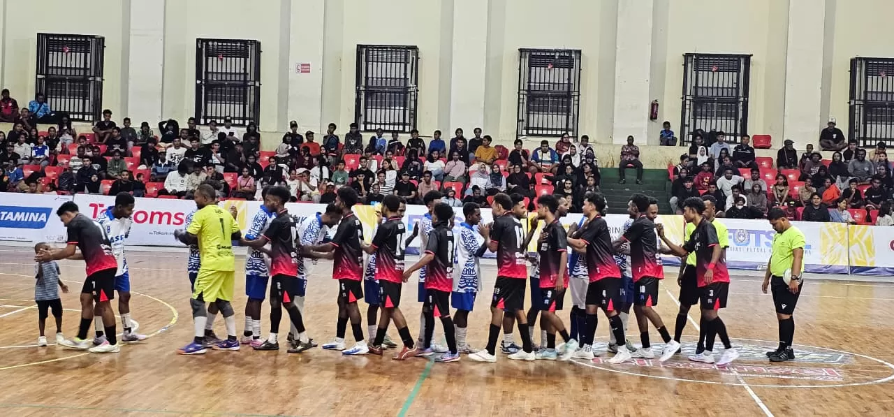 Pemain futsal Polimak Berju (baju merah) saat bersalaman dengan lawannya Asri FC usai pertandingan. (CEPOSONLINE.COM/HANS PALEN).