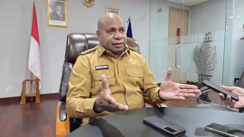 Gubernur Papua, Matius Fakhiri, saat diwawancara Cenderawasih Pos di ruang kerjanya. (CENDERAWASIH&nbsp;POS/ELFIRA)