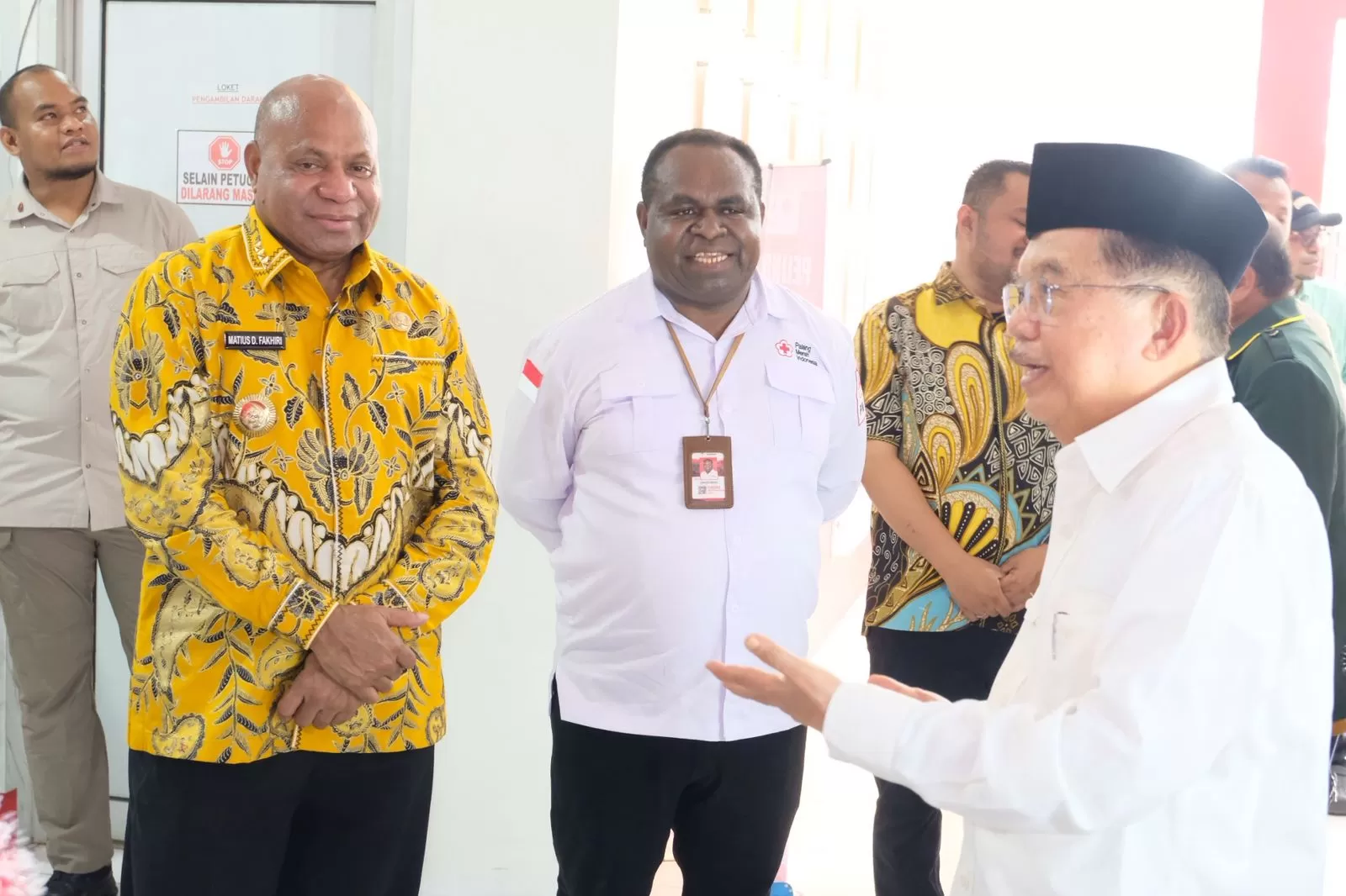 Gubernur Papua, Matius Fakhiri, bersama Ketua Umum PMI, Jusuf Kalla, dan Ketua PMI Papua, Zakius Degei, di Jayapura,  Minggu (23/11/2025). (Ceposonline.com/Elfira) 