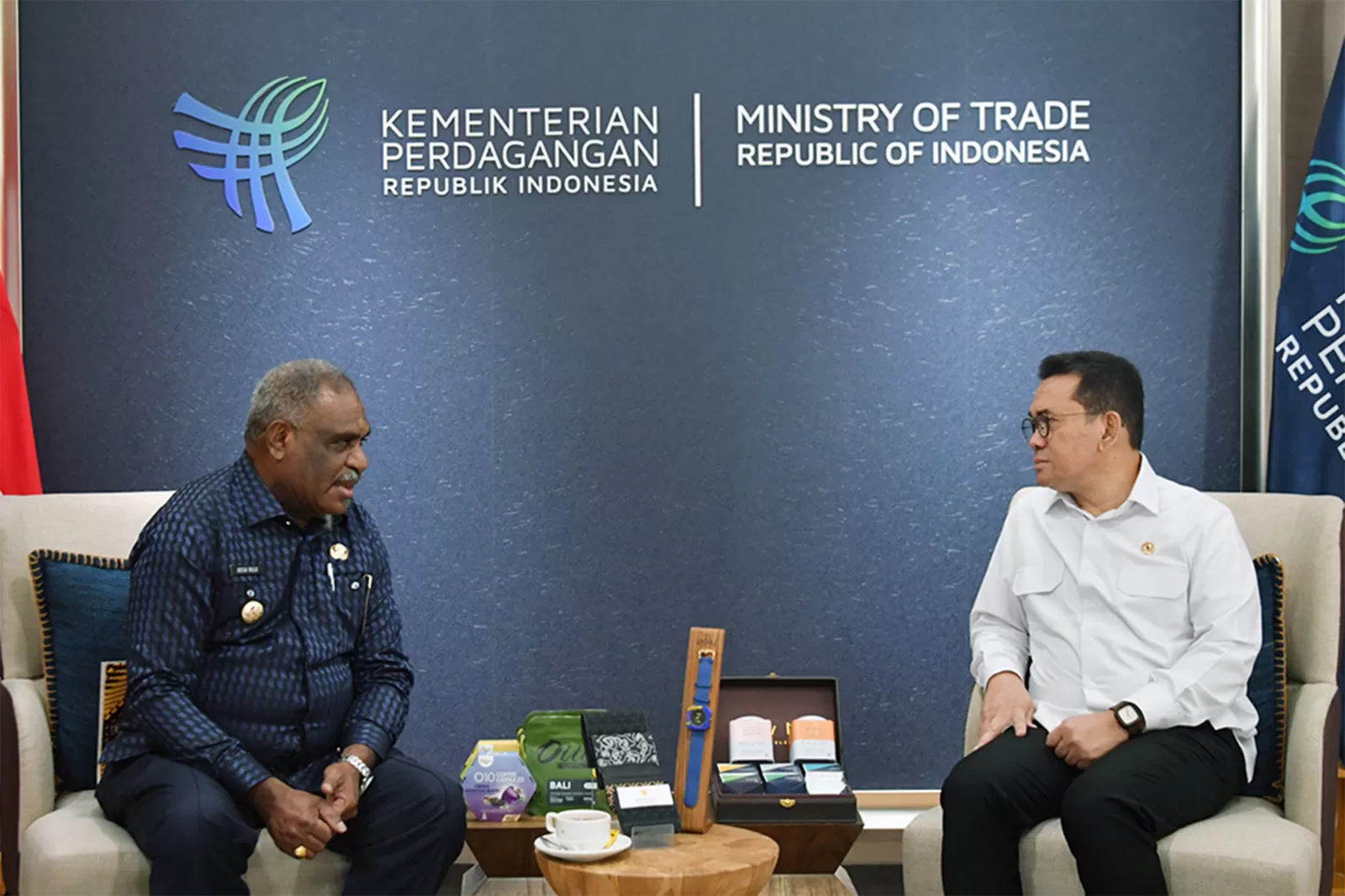 Walikota Jayapura, Abisai Rollo didampingi Plt.Sekda Kota Jayapura saat audiensi dengan Menteri Perdagangan RI, Budi Santoso, (25/11/2025) (CEPOSONLINE.COM/ISTIMEWA).