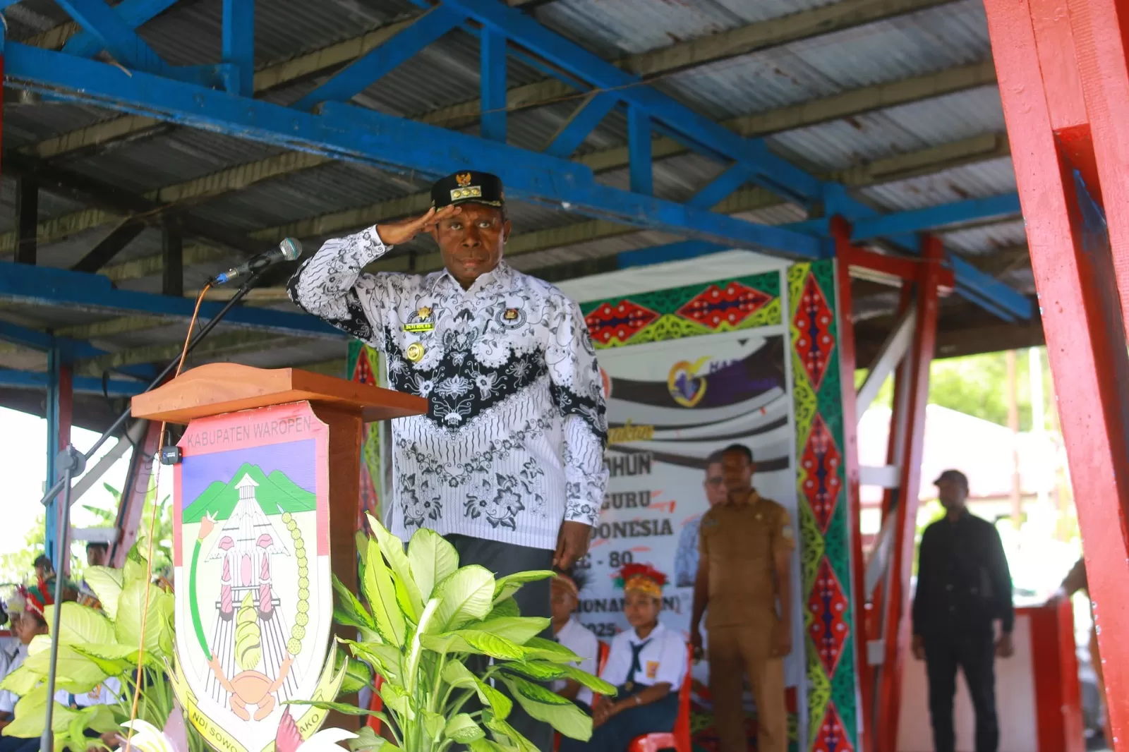 Bupati Waropen Fransiscus Xaverius Mote, saat memimpin upacara Hari Guru Nasional dan HUT ke 80 PGRI di Lapangan Elias Paprindey, Selasa (25/11). (CENDERAWASIH POS/ISMAIL)