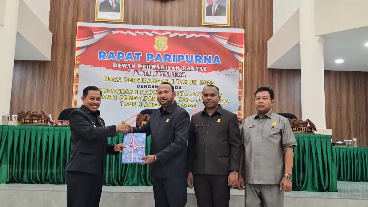 Ketua DPRK Kota Jayapura, Theos Revelino B. Ajomi saat menyerahkan APBD 2026 kepada Wakil Wali Kota Jayapura, H.Rustan Saru. (CEPOSONLINE.COM/HANS PALEN).